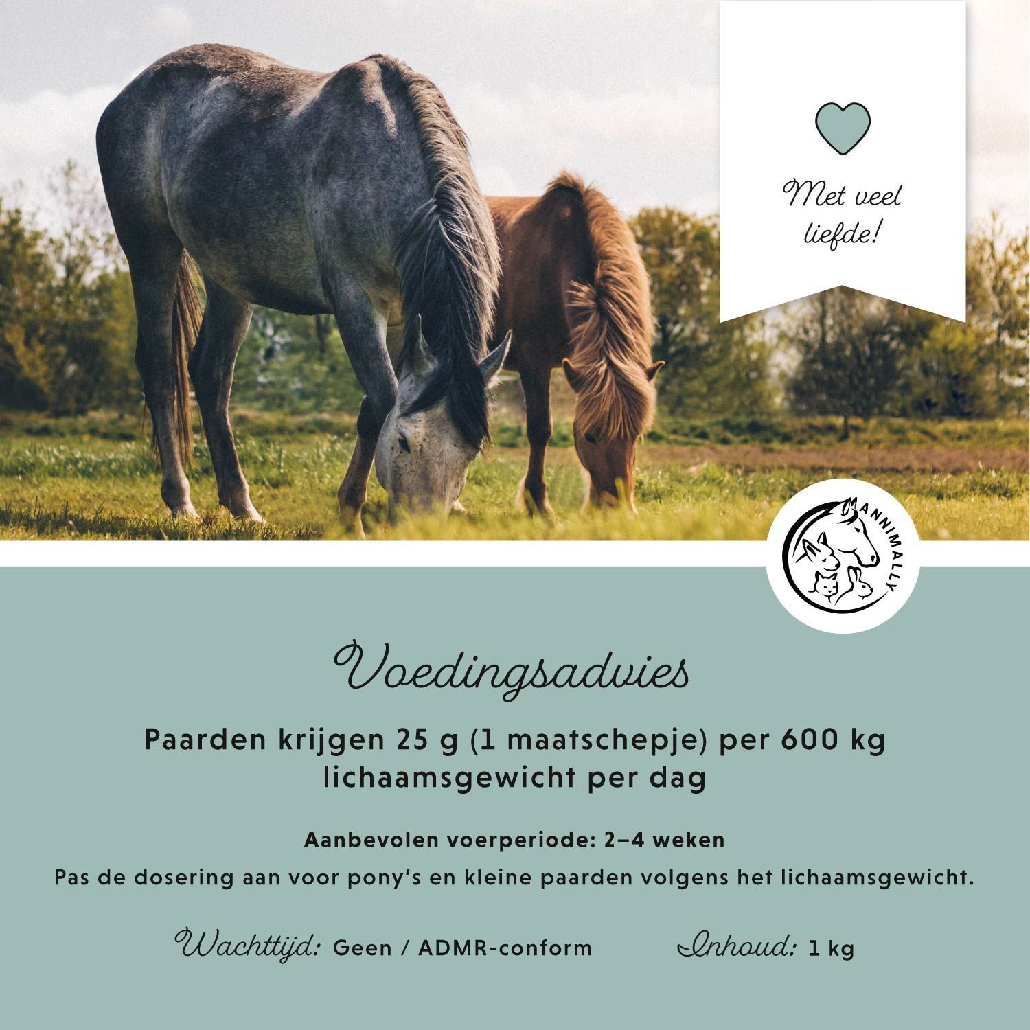 Twee paarden in een weiland. Tekst: Voedingsadvies: 25 g per 600 kg lichaamsgewicht. Inhoud: 1 kg.