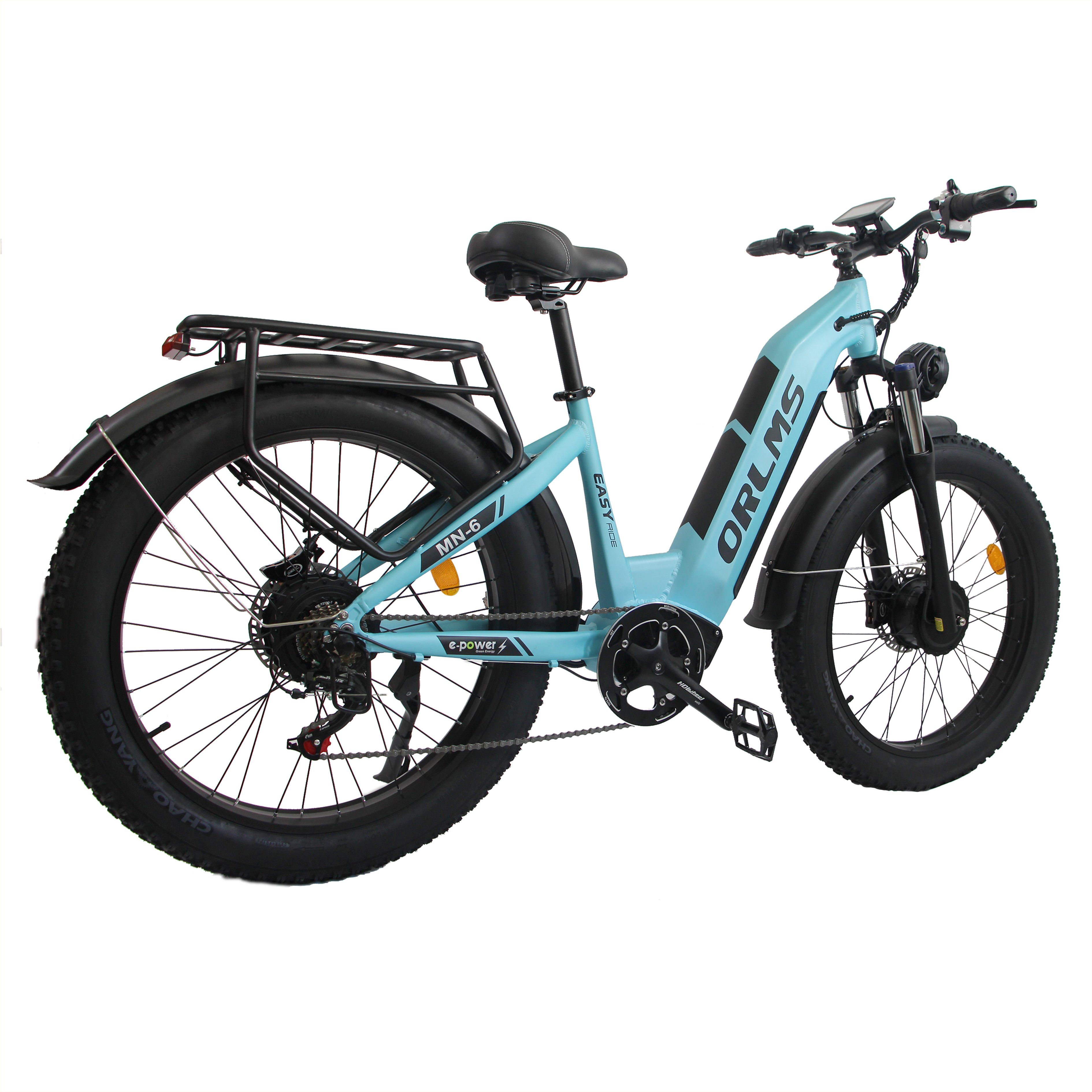 Vélo électrique bleu avec pneus noirs et porte-bagages. Logo ORLMS sur le cadre. Selle et guidon noirs.