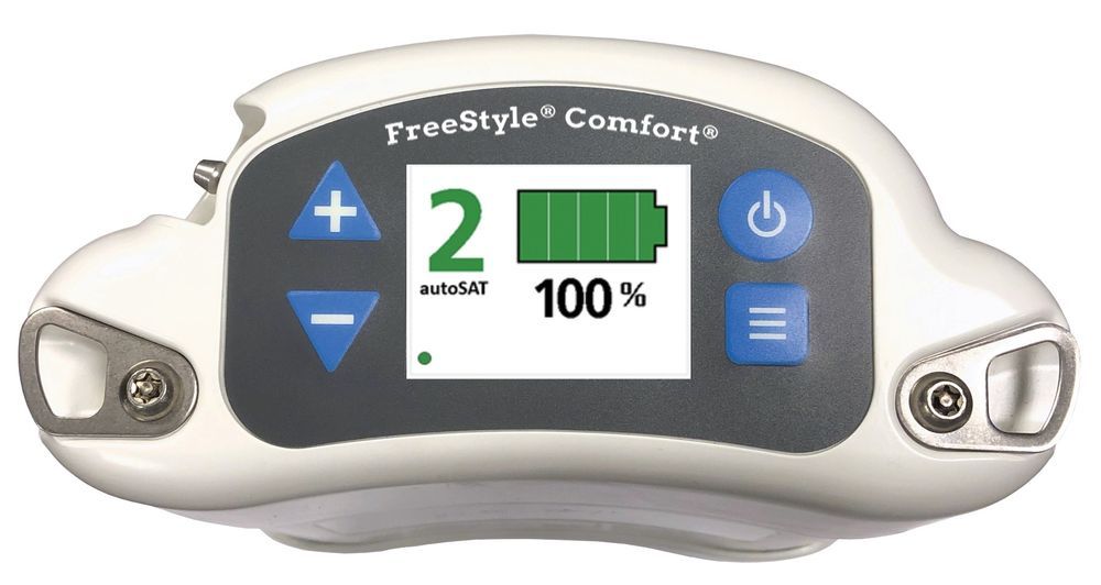 Witte zuurstofconcentrator met display. Toont batterijniveau, debiet en bedieningselementen. "FreeStyle Comfort"-logo.