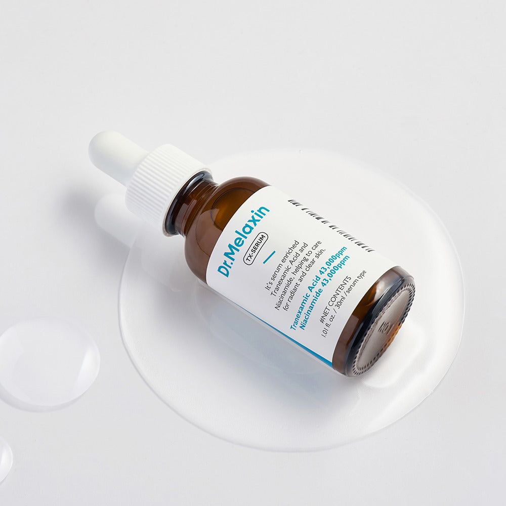 Flacon de Dr. Melaxin TX Sérum sur surface blanche avec gouttes de sérum. Verre brun avec pipette.