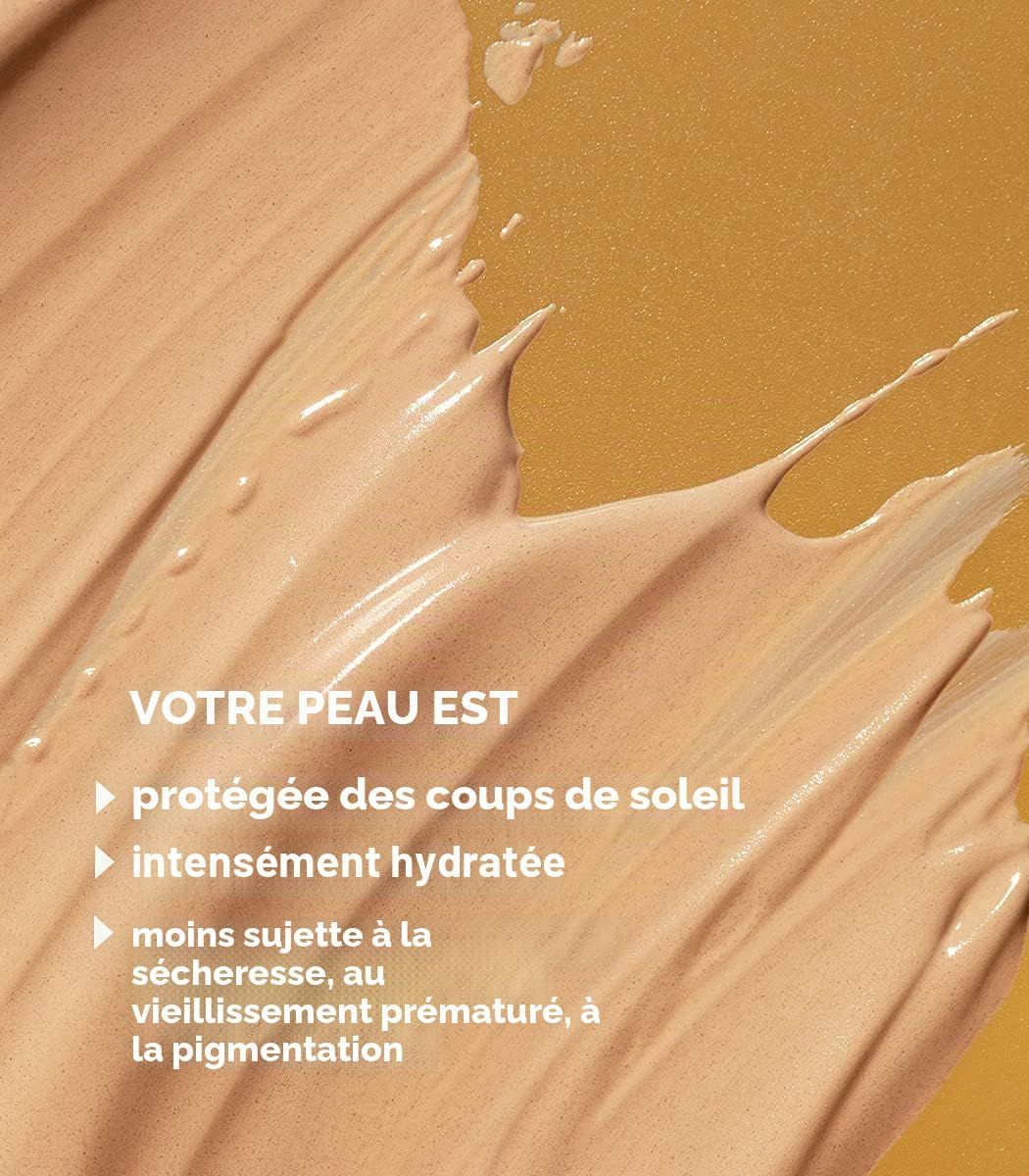 Crème claire sur fond doré, texte sur la protection et l'hydratation de la peau.