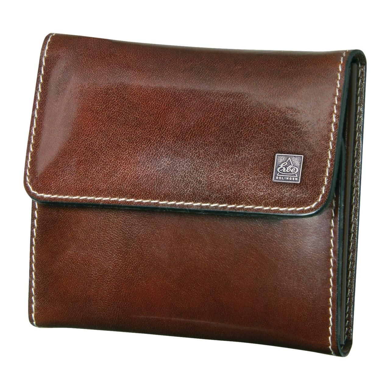 Gesloten bruine lederen etui met witte stiksels. Zilveren logo met tekst op de flap.