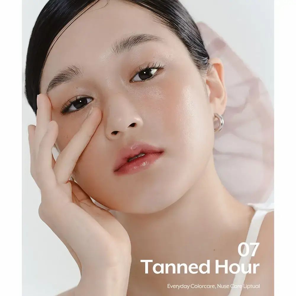 Portret van een vrouw met lipgloss. Opschrift: Tanned Hour, 07. Merk: Nuse Care Liptual.