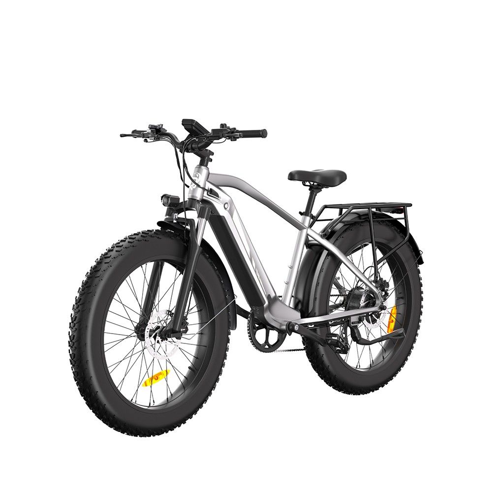 Grijze elektrische mountainbike met zwarte banden en bagagedrager. Schuin aanzicht, witte achtergrond.
