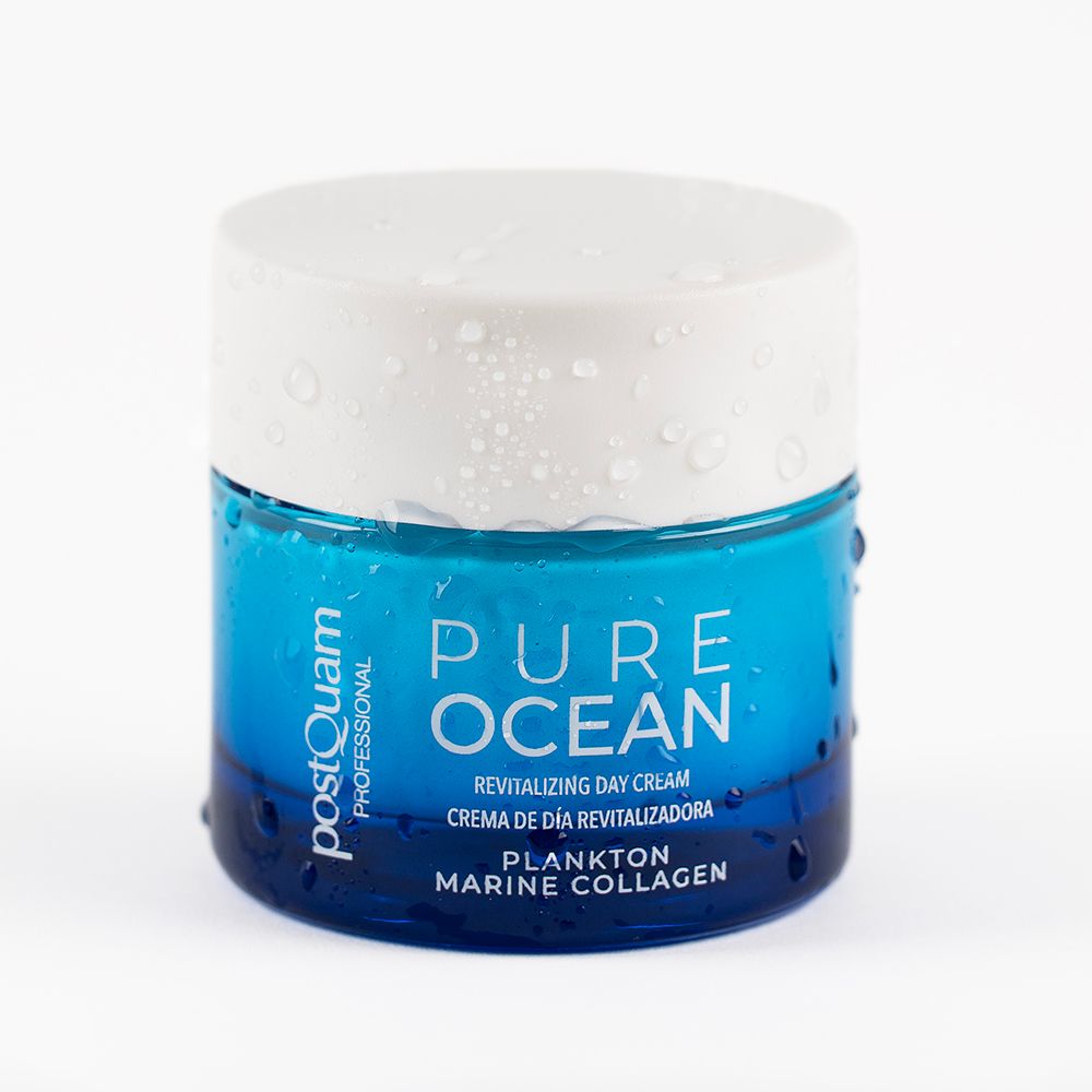 Blauwe crèmepot met witte deksel en waterdruppels. Opschrift: PURE OCEAN, Revitalizing Day Cream, Plankton Marine Collagen. Merk: Postquam.