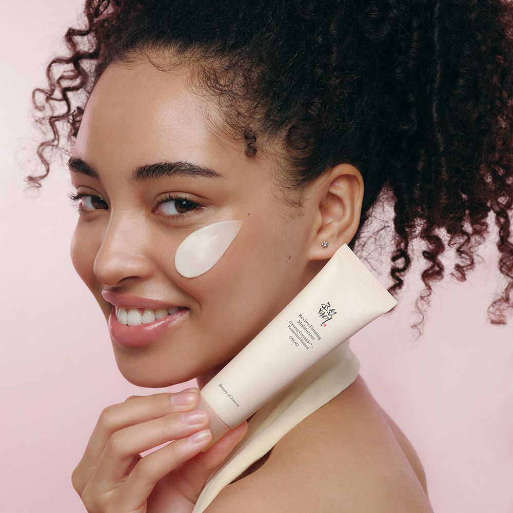 Femme avec tube Revive Firming Moisturizer et crème
