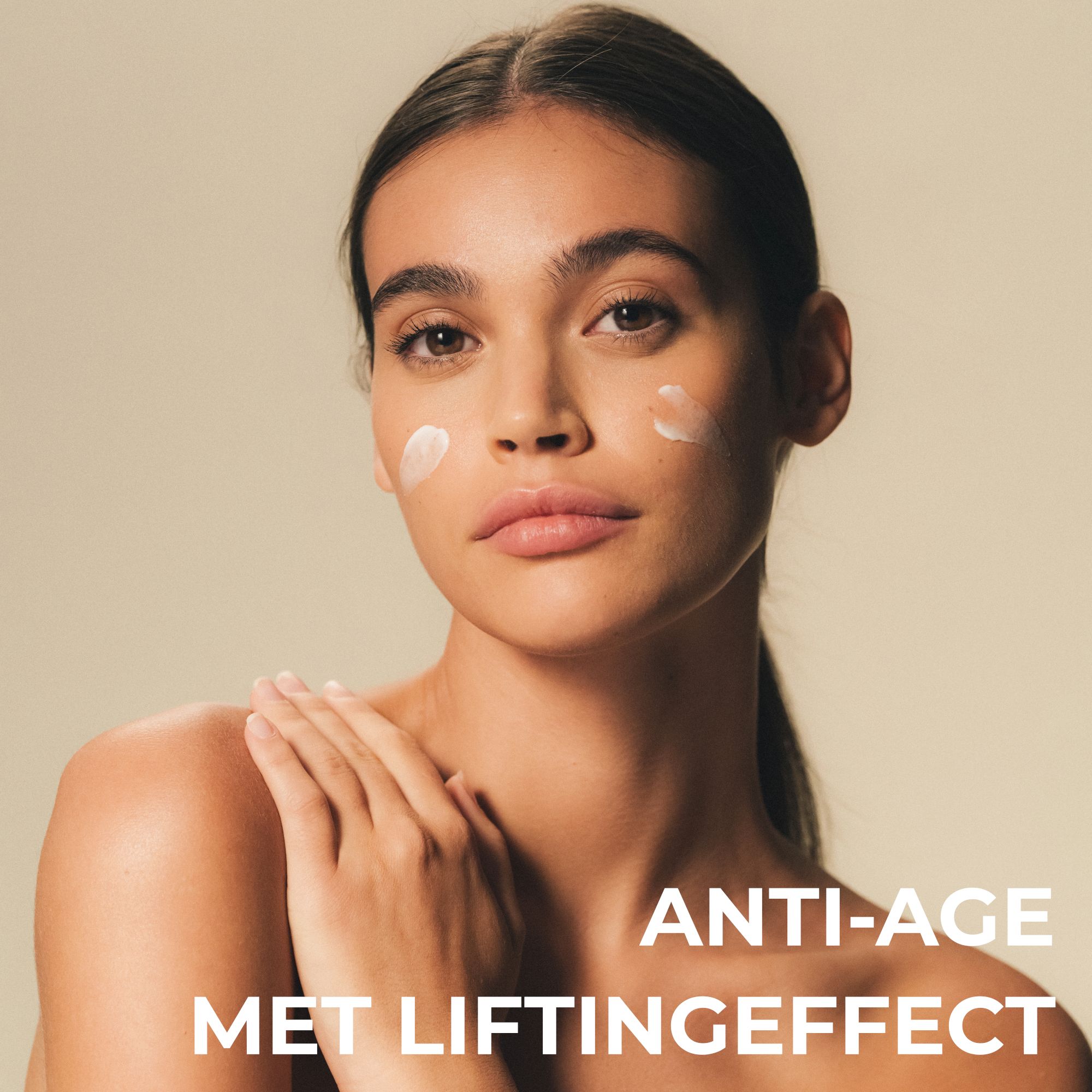 Vrouw met crème op de wangen, anti-aging met lifting effect.