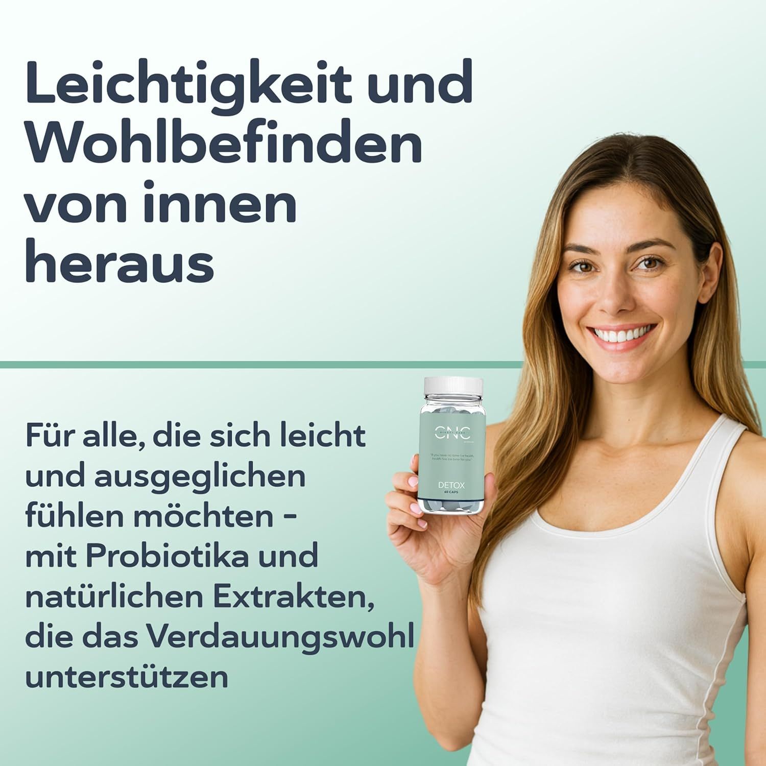 Vrouw die een fles CNC DETOX vasthoudt en glimlacht. Tekst: Lichtheid en welzijn van binnenuit.