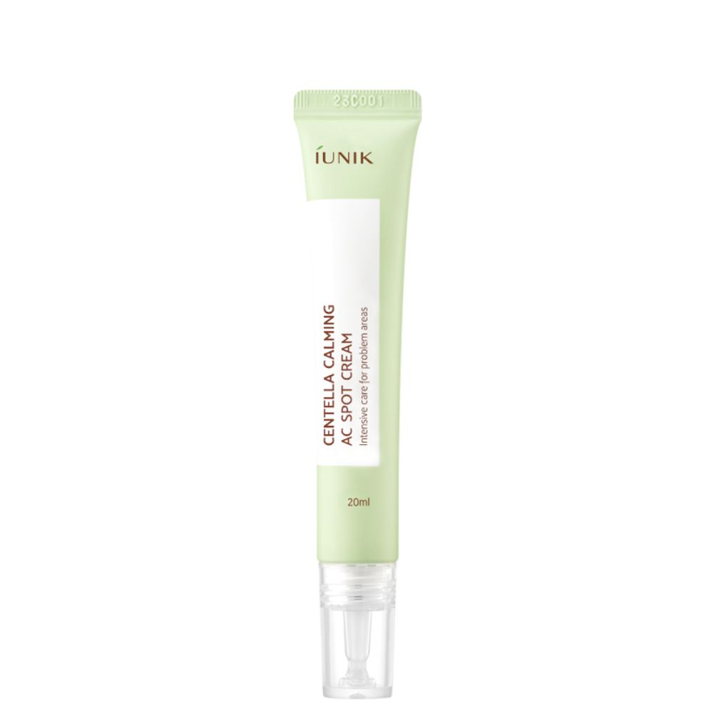 Lichtgroene tube met wit etiket. Tekst: Centella Calming AC Spot Cream. Op witte achtergrond. Met transparante applicator.