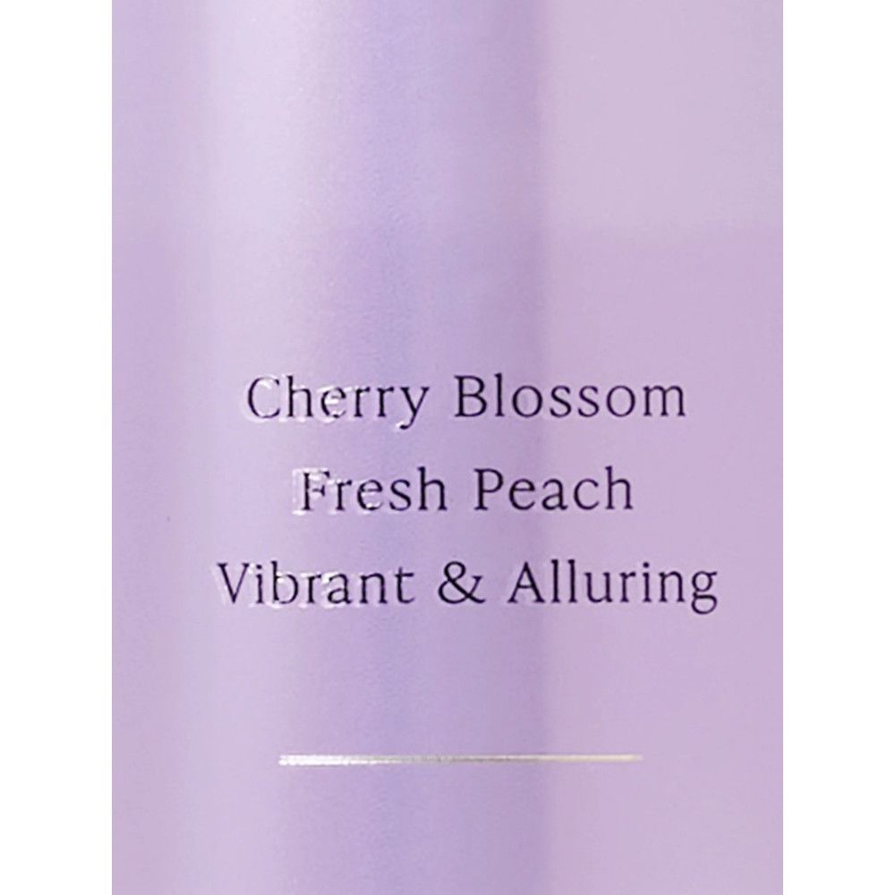 Flacon violet avec texte: Cherry Blossom, Fresh Peach, Vibrant & Alluring. Trait argenté.