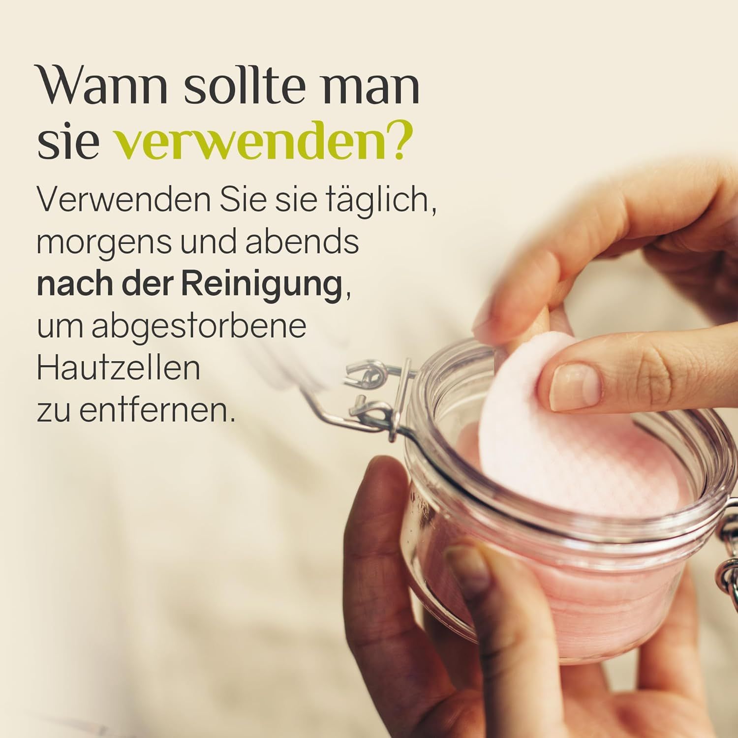 Mains ouvrant un pot en verre avec des coussinets roses. Texte : Quand les utiliser ? Matin et soir après le nettoyage.