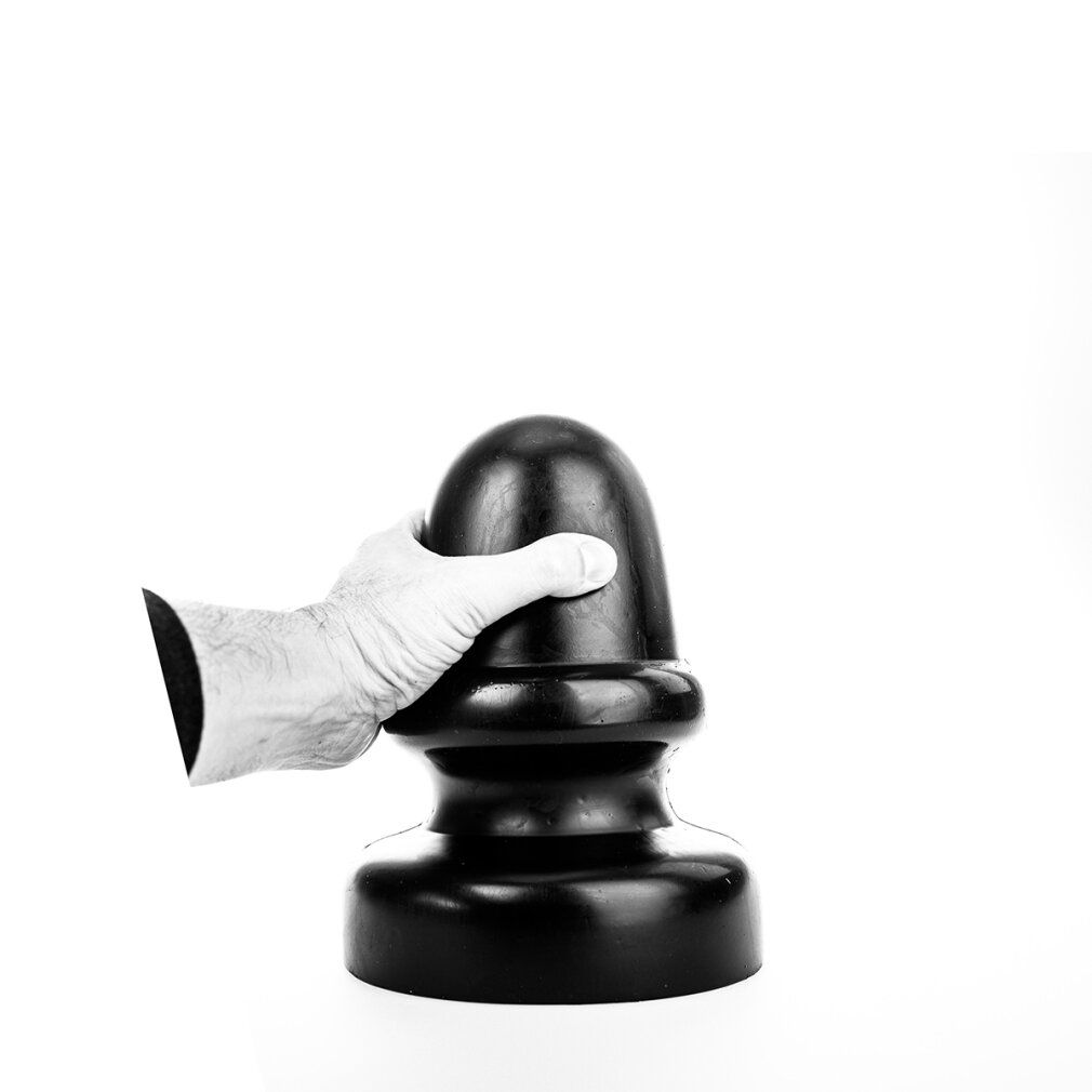 Main tenant un grand plug anal noir.