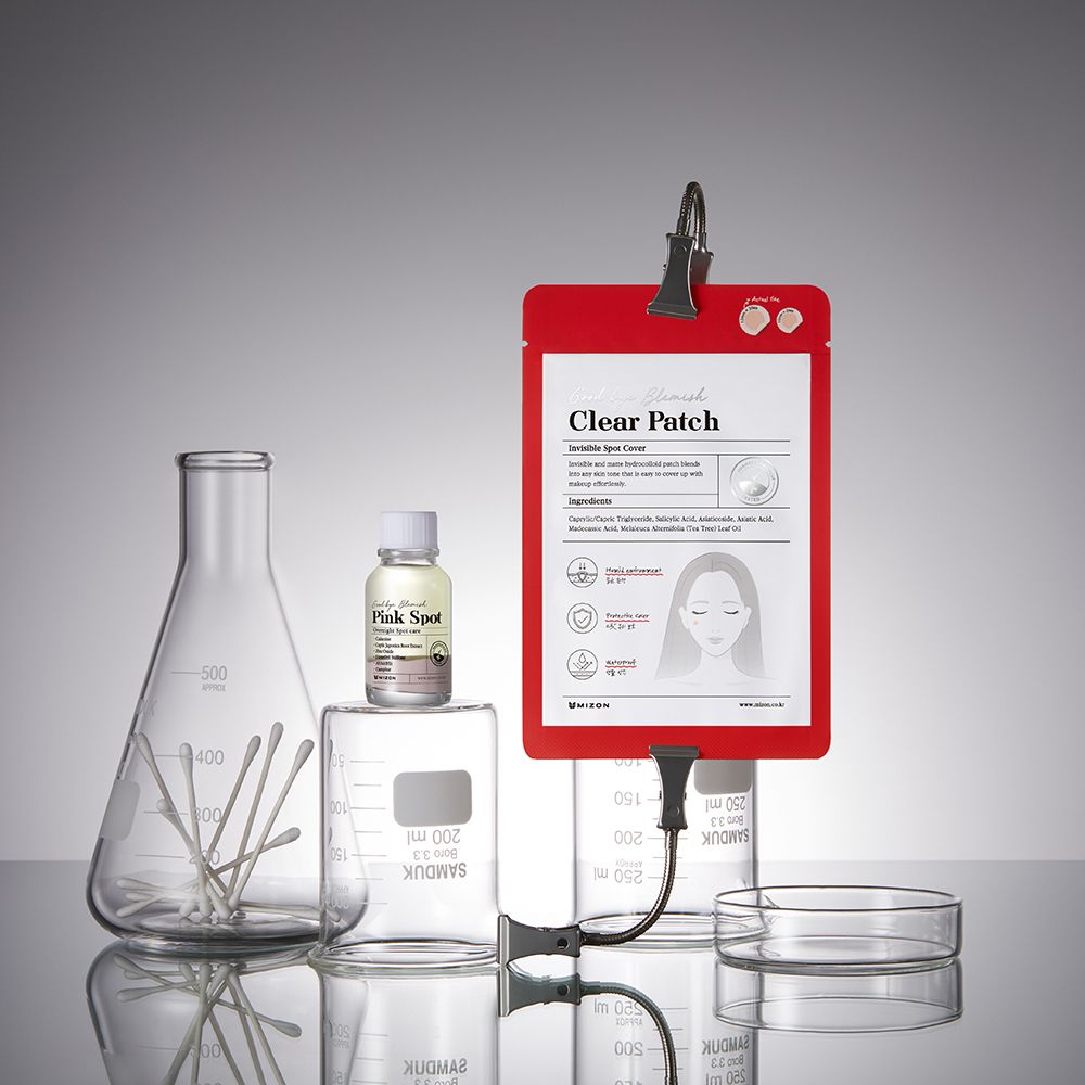 Rode verpakking met productinfo, bevestigd aan statief. Laboratoriummateriaal op de achtergrond.