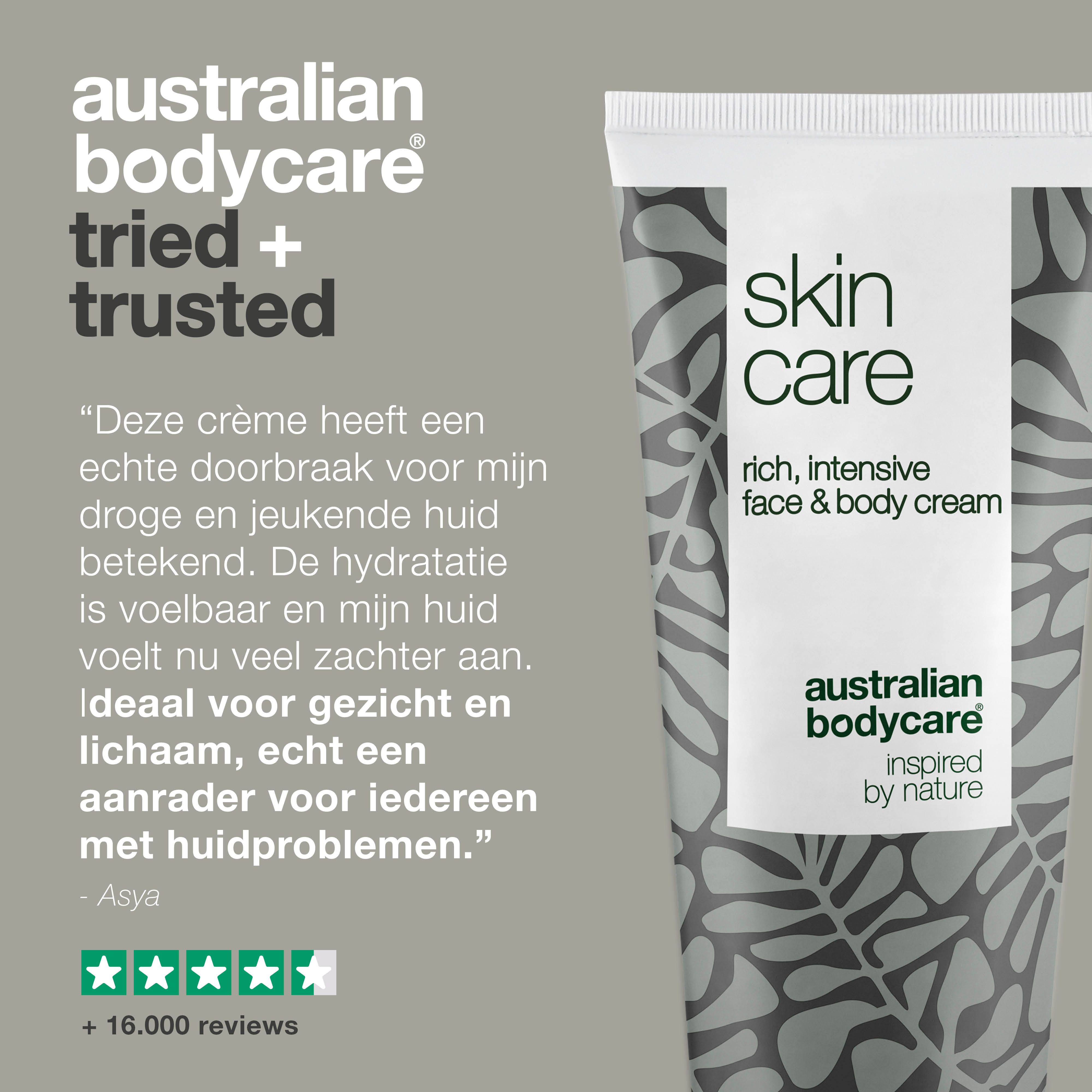Crèmetube met tekst en sterren. Tekst: Deze crème heeft mijn droge en jeukende huid verbeterd. Merk: Australian Bodycare.