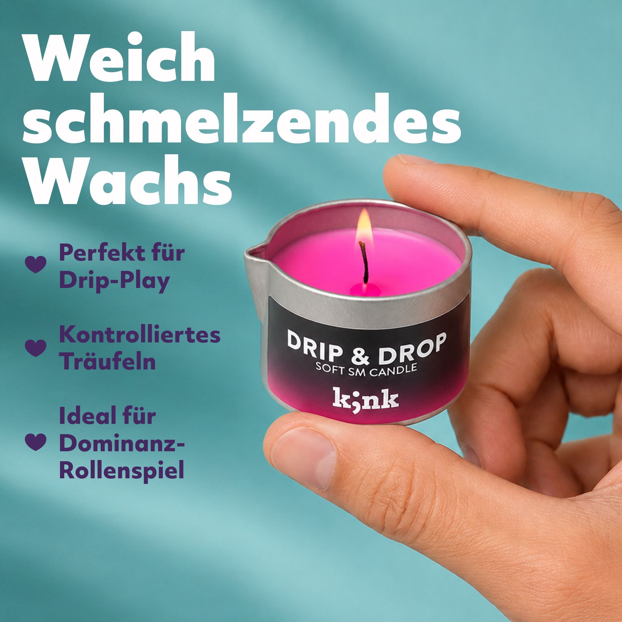 Hand die een brandende roze massagekaars in een metalen blik vasthoudt.