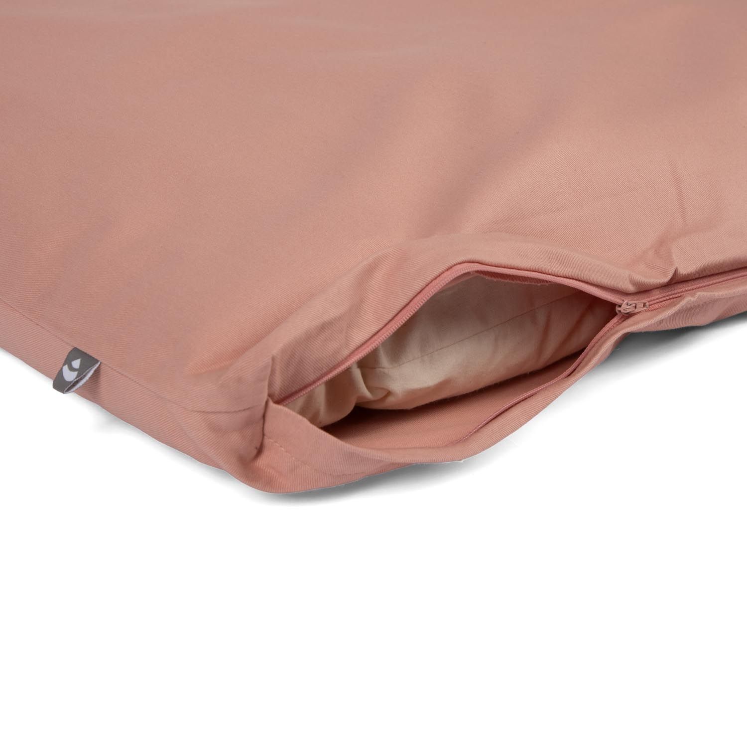 Roze meditatiemat Zabuton ECO met geopende rits die de crèmekleurige vulling toont.