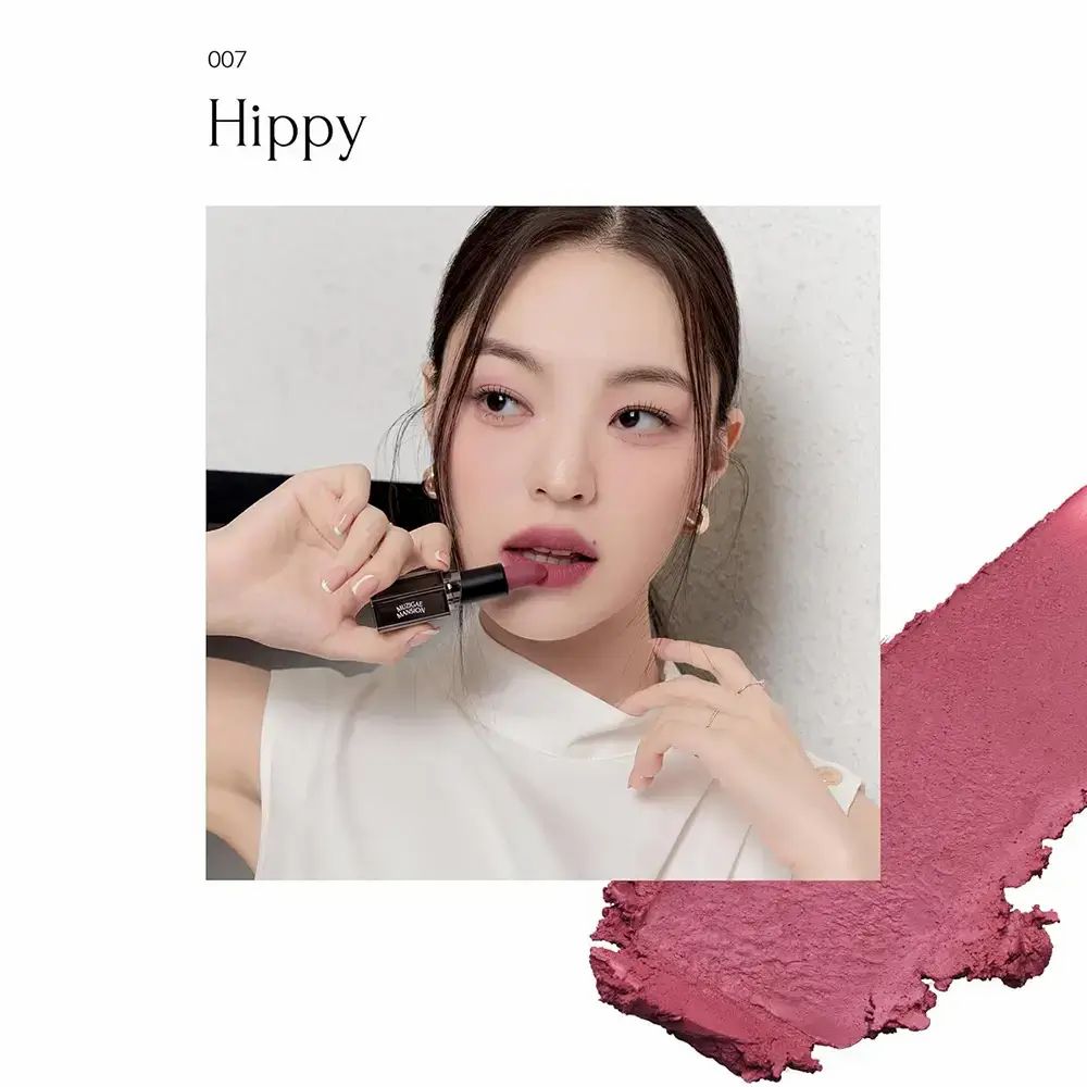 Vrouw brengt lipstick aan. Lipstick met zwarte huls. Opschrift '007 Hippy'.