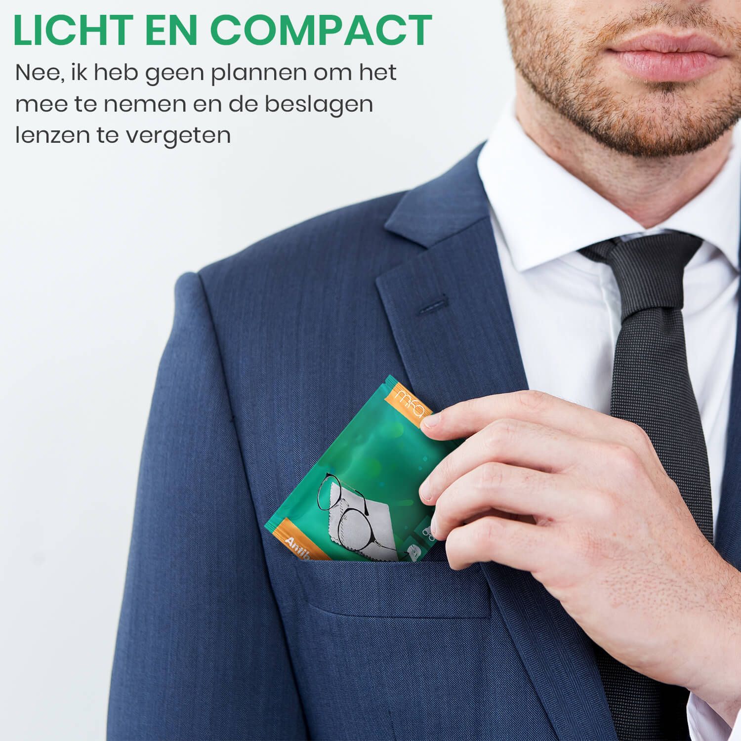 Man in pak. Zak met mfa® Antibeschlagtuch. Tekst: Licht en compact. Neem het mee en vergeet beslagen lenzen.