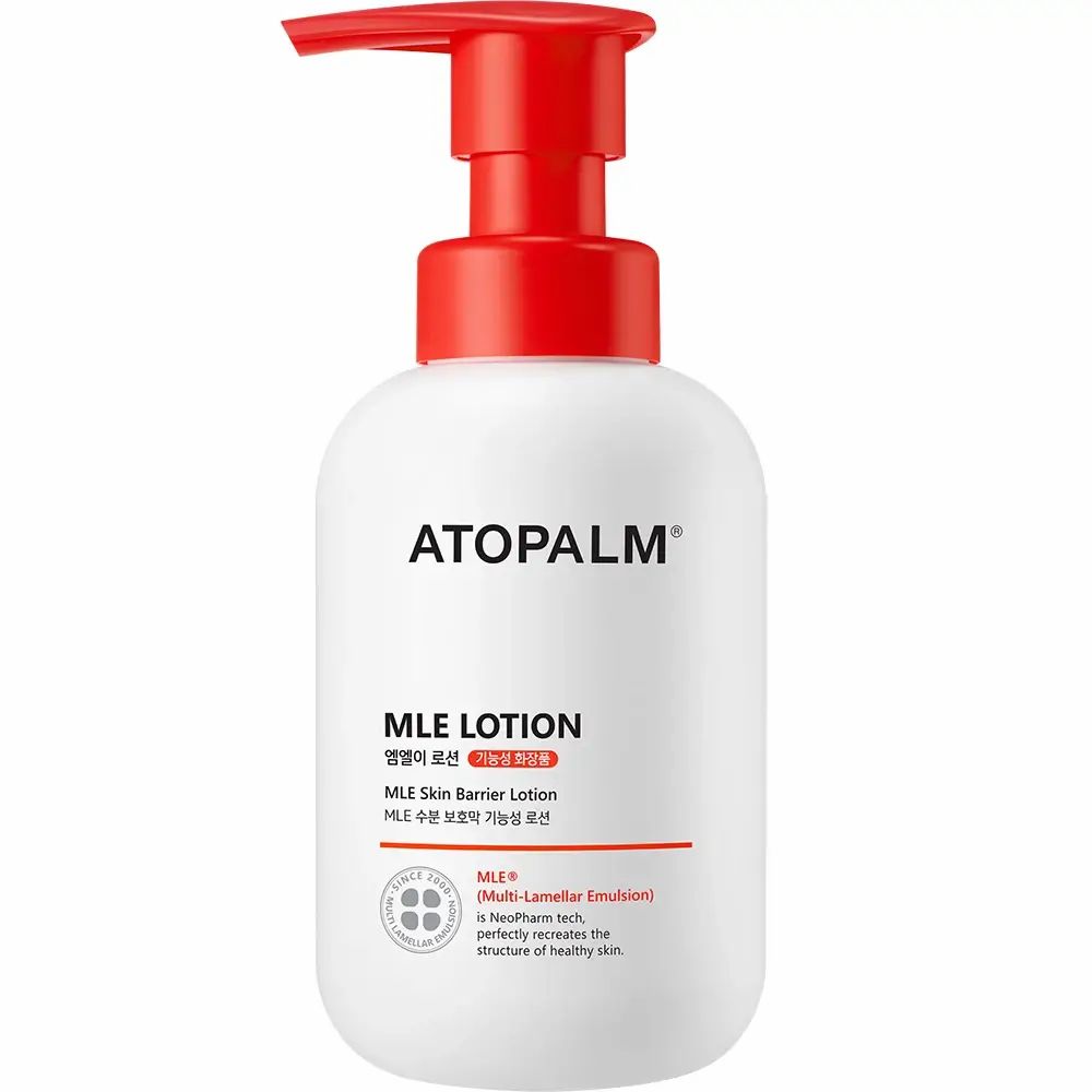 Witte fles met rode pomp. Opschrift: ATOPALM, MLE LOTION. Tekst in Koreaans en Engels. Logo met cirkels.