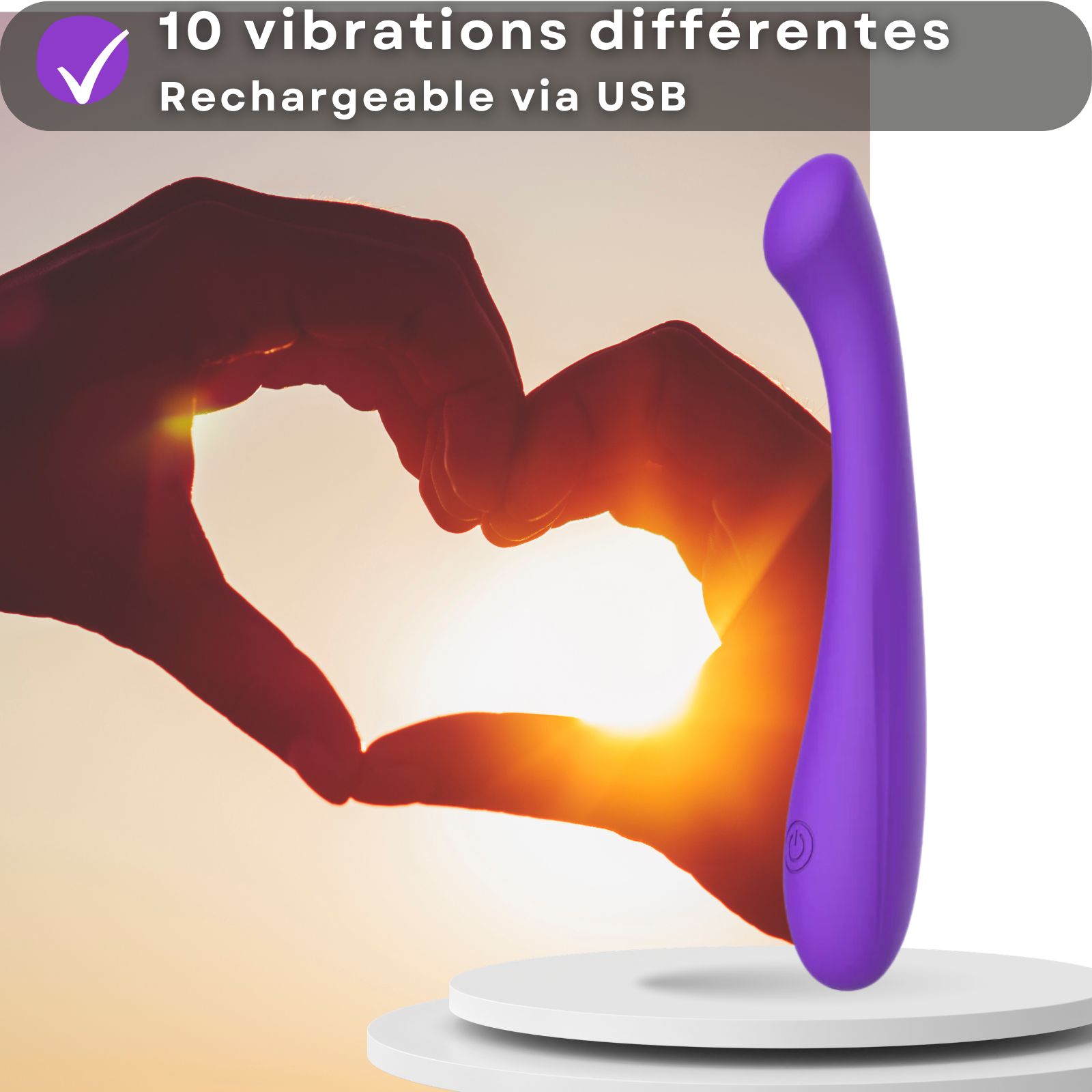Vibrateur violet. Texte avec caractéristiques: 10 modes, USB. Mains formant un cœur.