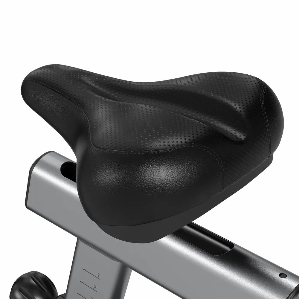 Zwart fietszadel met geperforeerd oppervlak. Onderdeel van een fitness airbike.