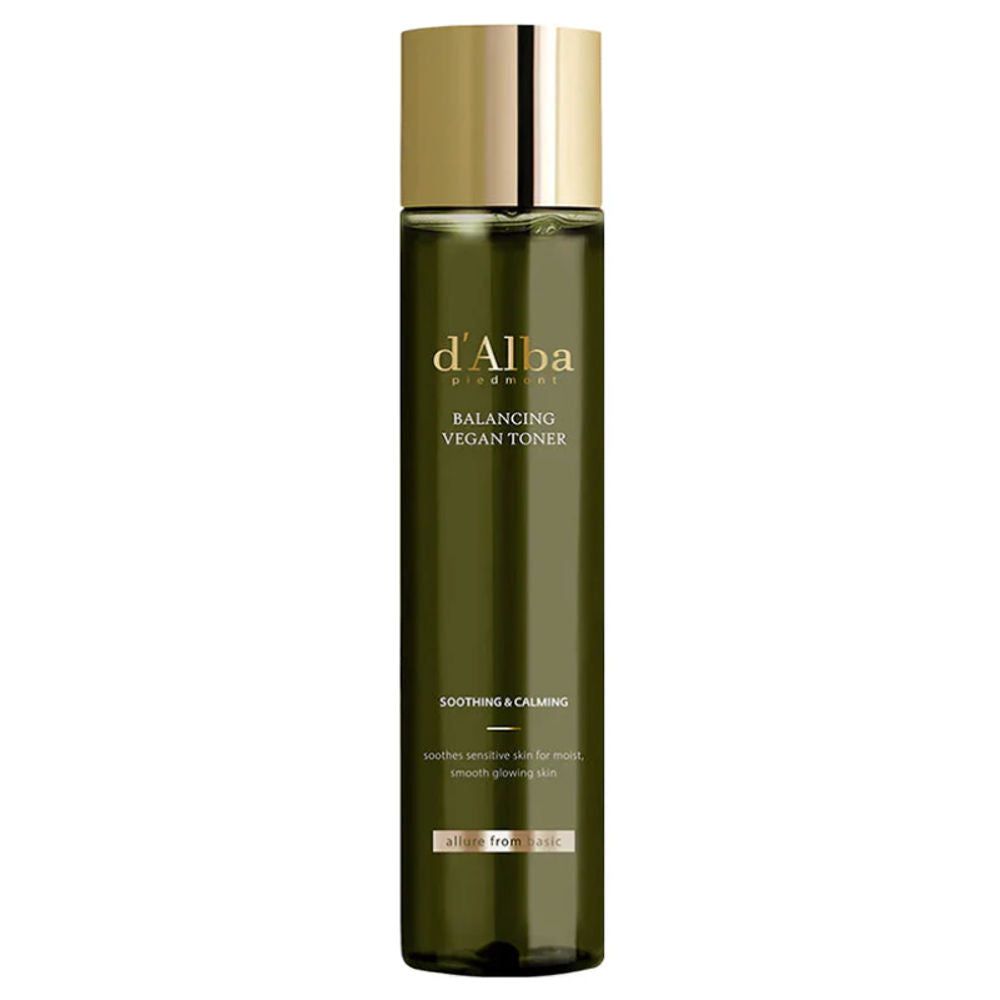 Groene fles met gouden dop. Opschrift: d'Alba, Balancing Vegan Toner. Tekst: Soothing & Calming. Vegan.