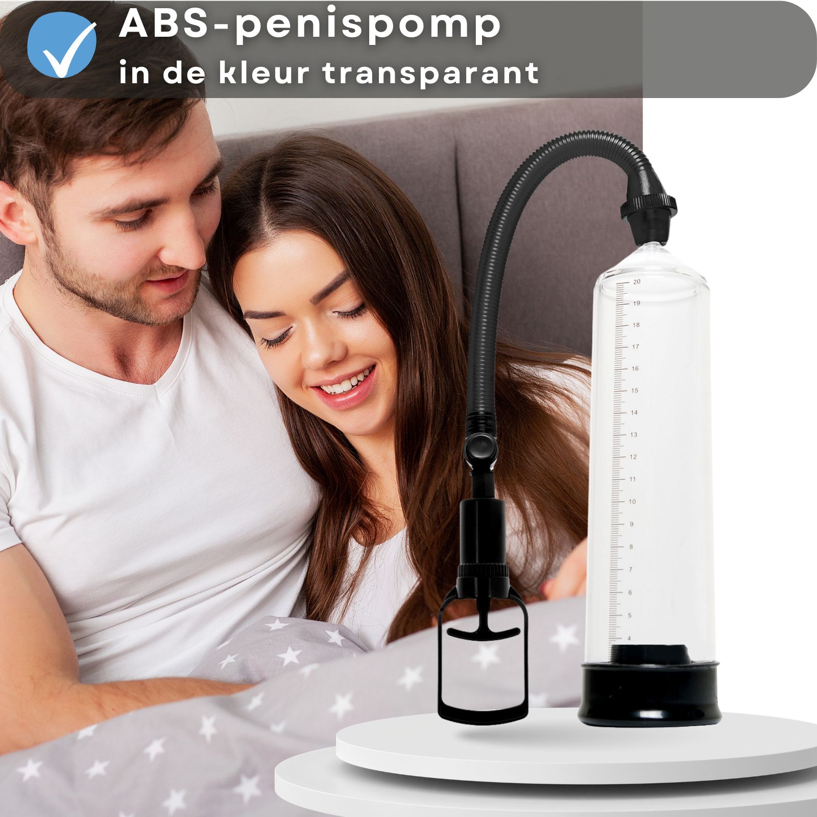 Penispomp met pomphandvat. Transparante behuizing, zwarte basis en slang. Koppel in bed.
