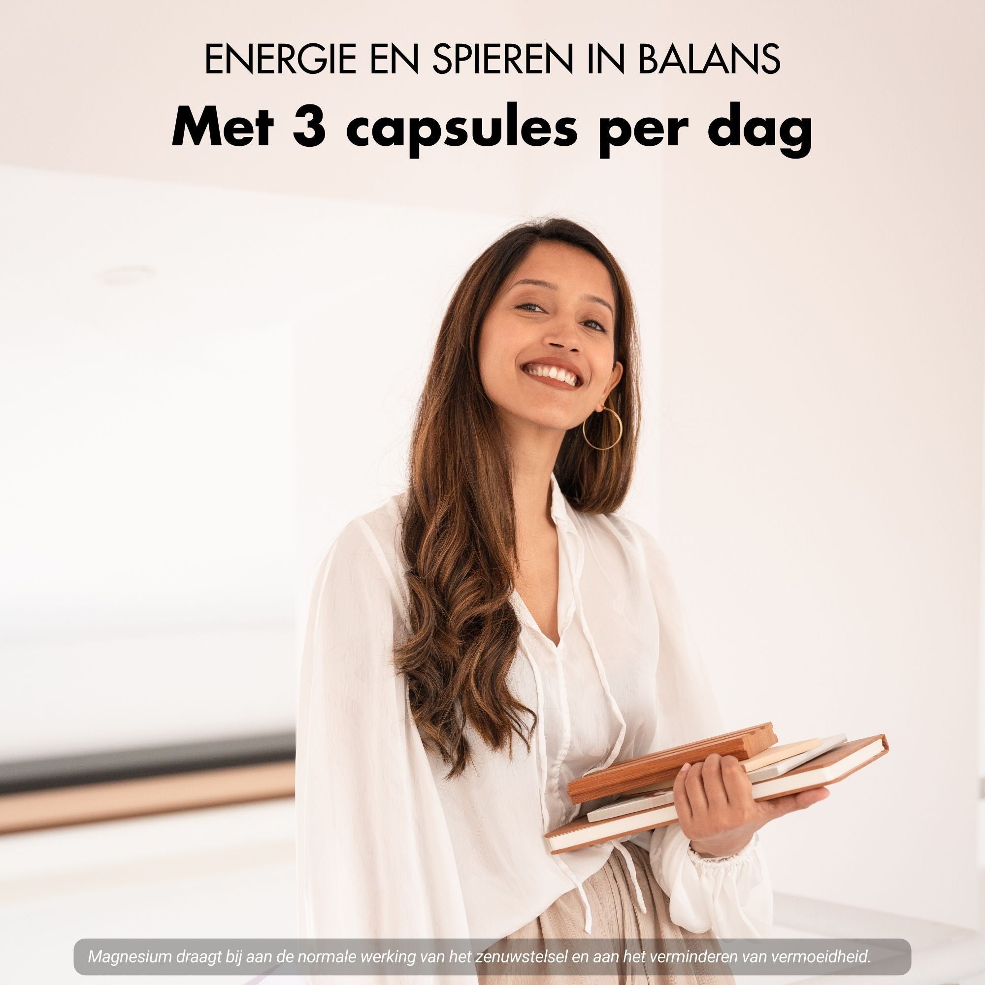 Vrouw met boeken. Ze glimlacht. Witte achtergrond.