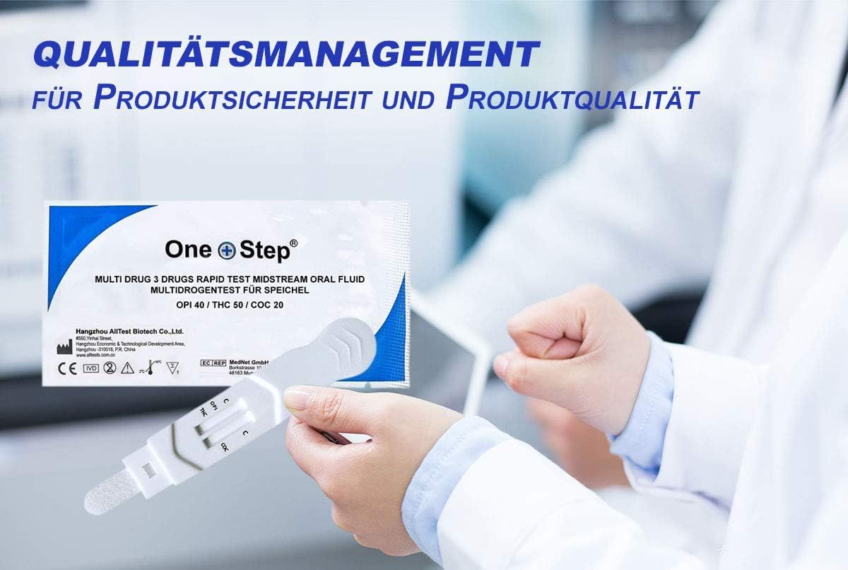 Handen houden een verpakking met productnaam en een drugstest vast. Op de achtergrond een laboratorium. Tekst: Kwaliteitsmanagement.