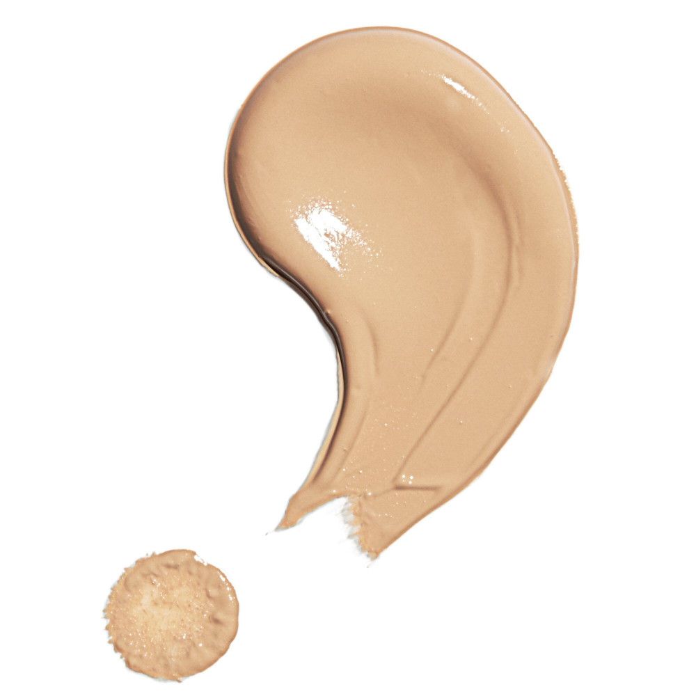Échantillon de correcteur beige avec une petite goutte à côté. Sur fond blanc.