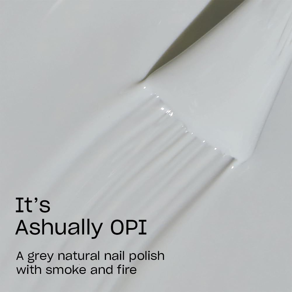 Gros plan sur un pinceau de vernis à ongles. It's Ashually OPI est écrit sur le pinceau. Texte : vernis à ongles gris avec fumée et feu.