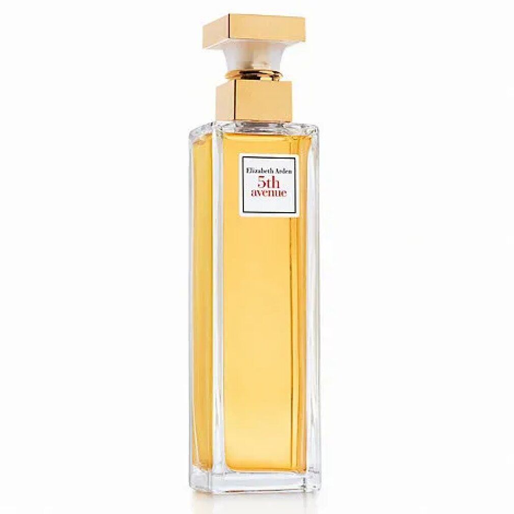 Flacon de parfum rectangulaire avec bouchon doré et étiquette. Flacon en verre transparent avec liquide jaunâtre.