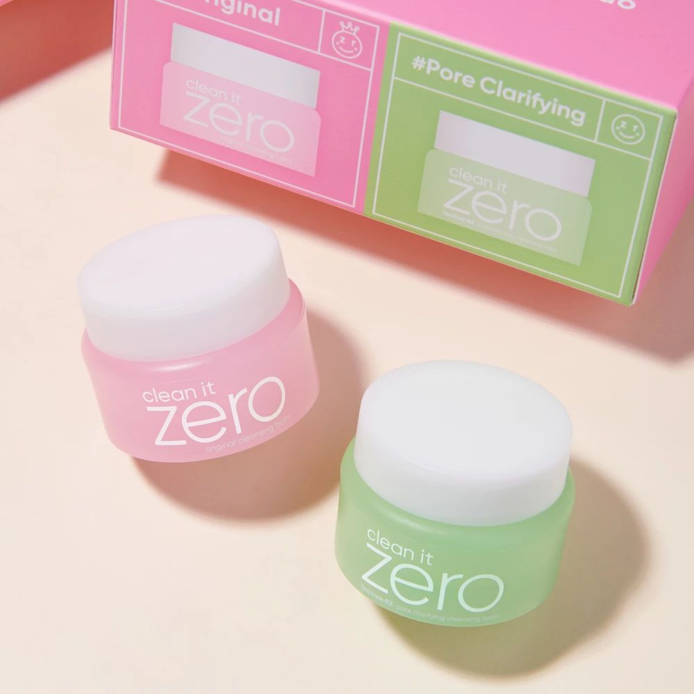 Twee potjes met witte deksels, roze en groen. Opschrift "clean it zero". Roze en groene verpakking met "#Original" en "#Pore Clarifying".