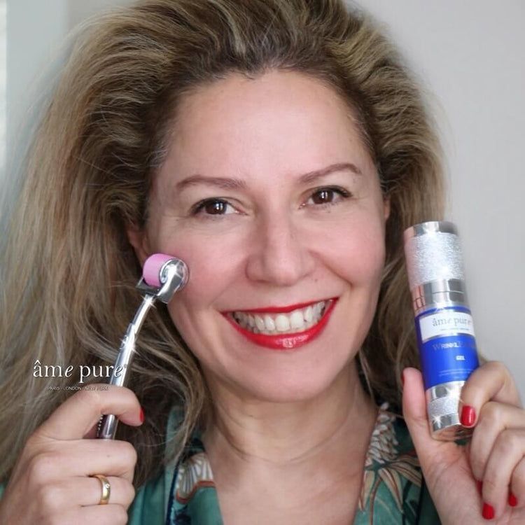 Une femme tenant un dermaroller et une bouteille de gel WrinklEraser.