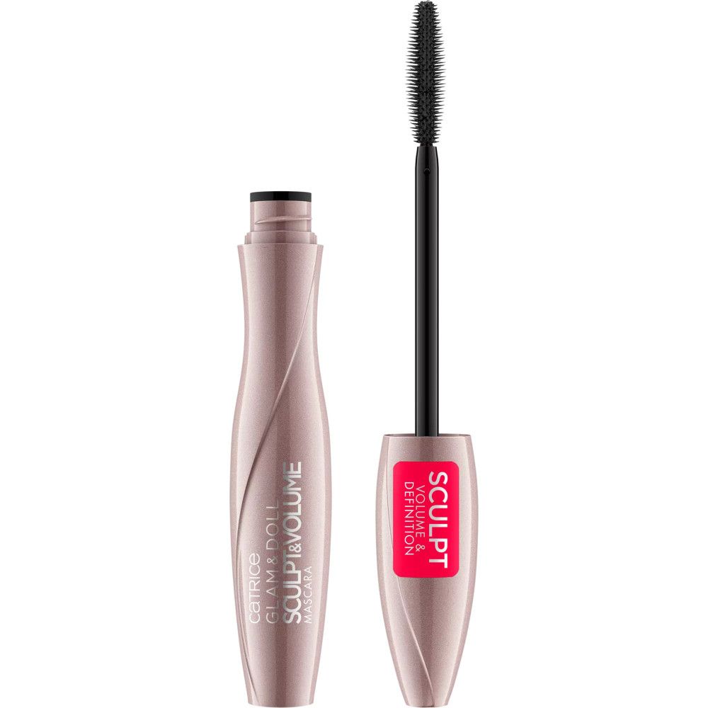 Flacon de mascara avec brosse. Flacon rose doré avec texte noir. Brosse avec poils noirs. Nom du produit: Catrice Glam & Doll Sculpt & Volume.