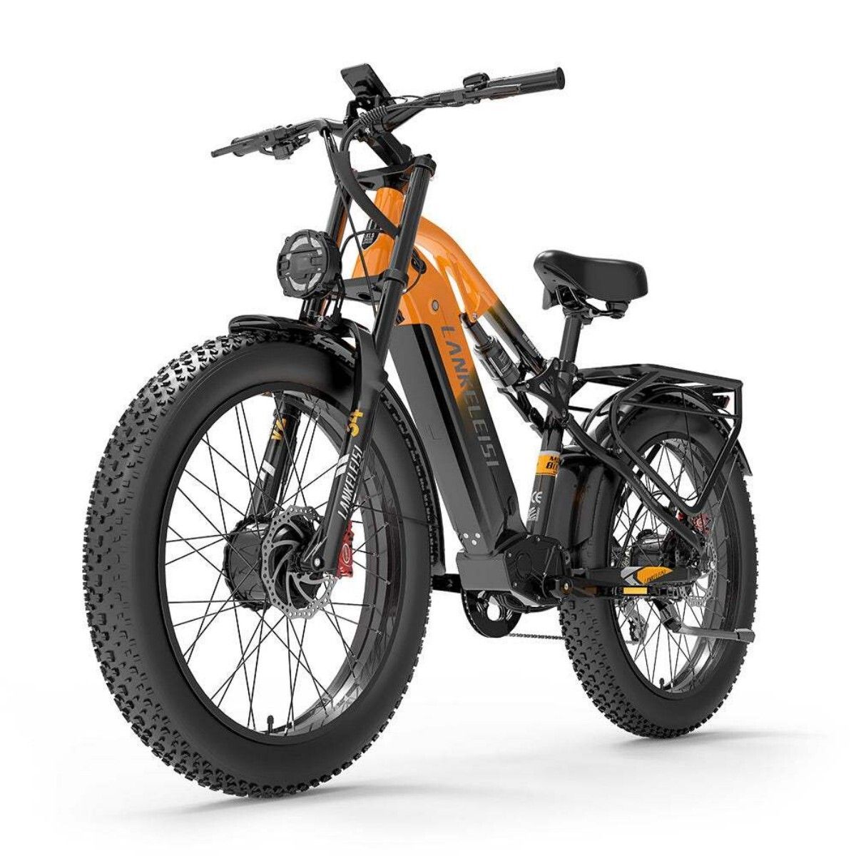 Vélo électrique noir et orange. Gros pneus, phare avant, porte-bagages. Le nom LANKELEISI est visible sur le cadre.