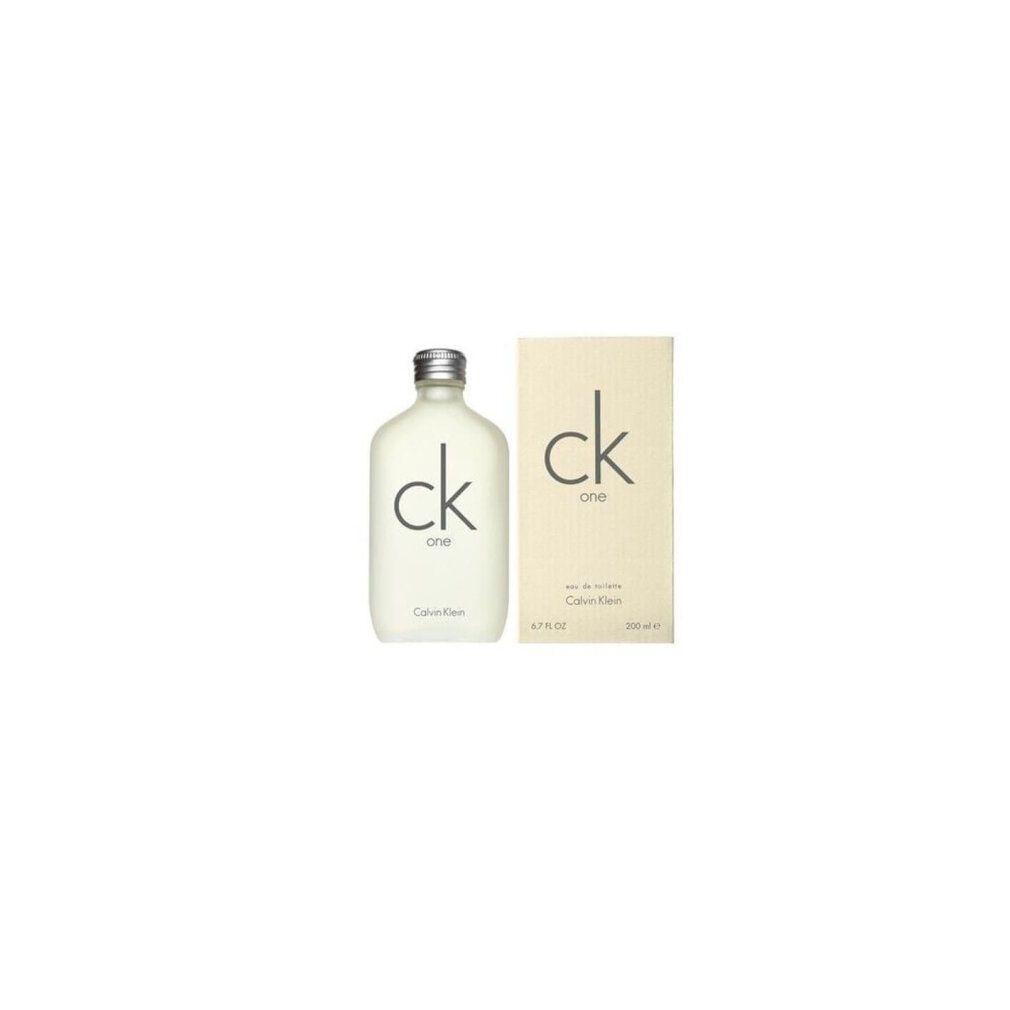 Fles en verpakking van Calvin Klein Ck One. Fles met zilveren dop, witte inhoud en grijze letters. Verpakking met logo.