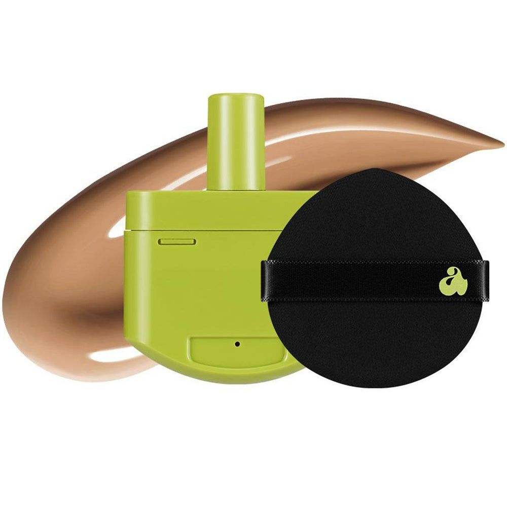 Module vert Re-Feel, trace de fond de teint marron, coussin noir avec ruban. Coussin avec logo. Produit: UNLEASHIA Satin Wear Healthy-Green Cushion.
