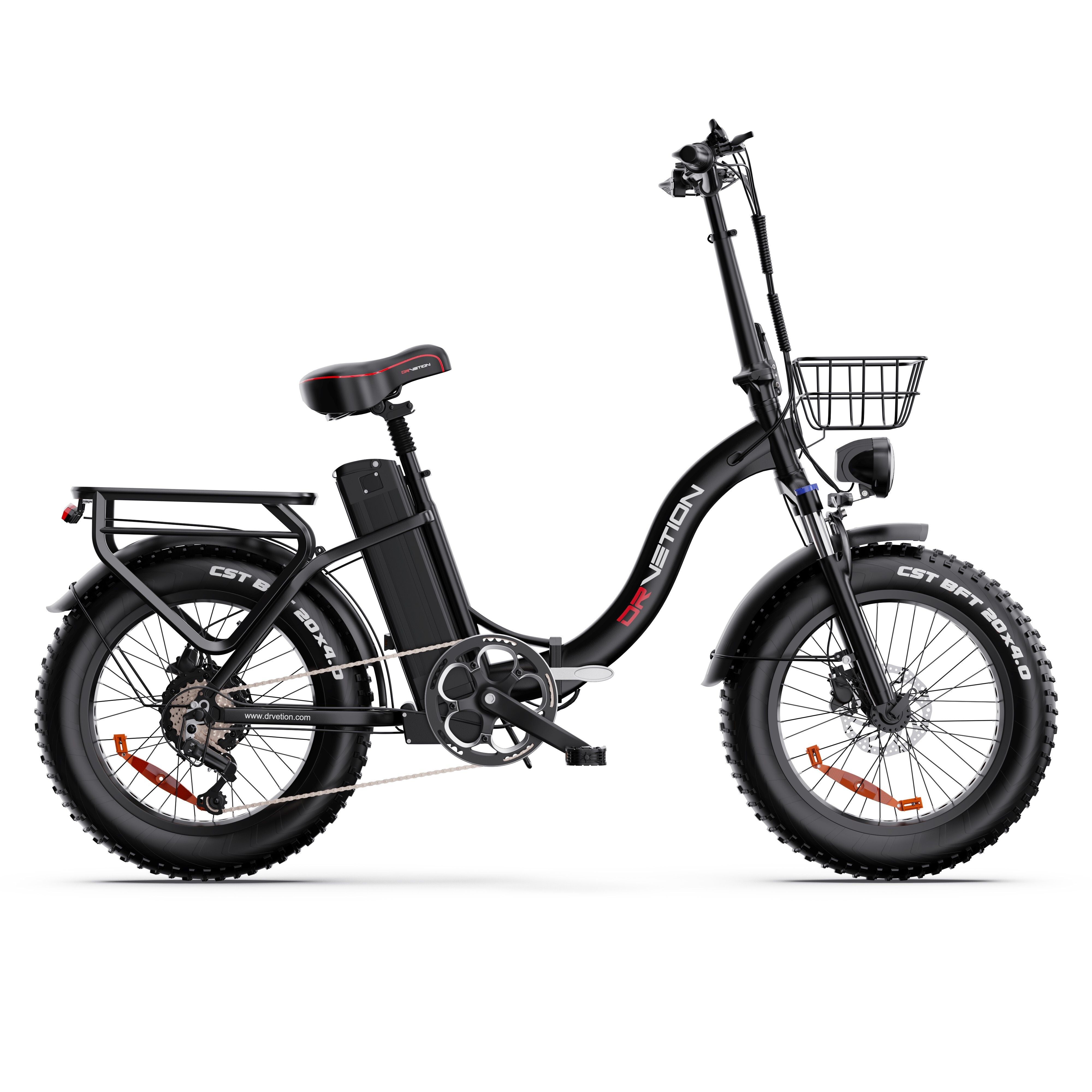 Zwarte e-bike met mand, batterij en bagagedrager. Dikke banden, rood zadel. DRVETION-opschrift.