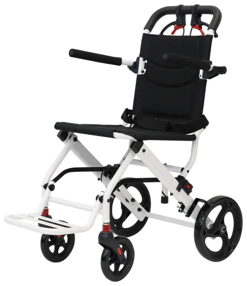 Opvouwbare transportrolstoel van aluminium. Wit frame, zwarte zitting. Vier wielen, armleuningen. Rode accenten.