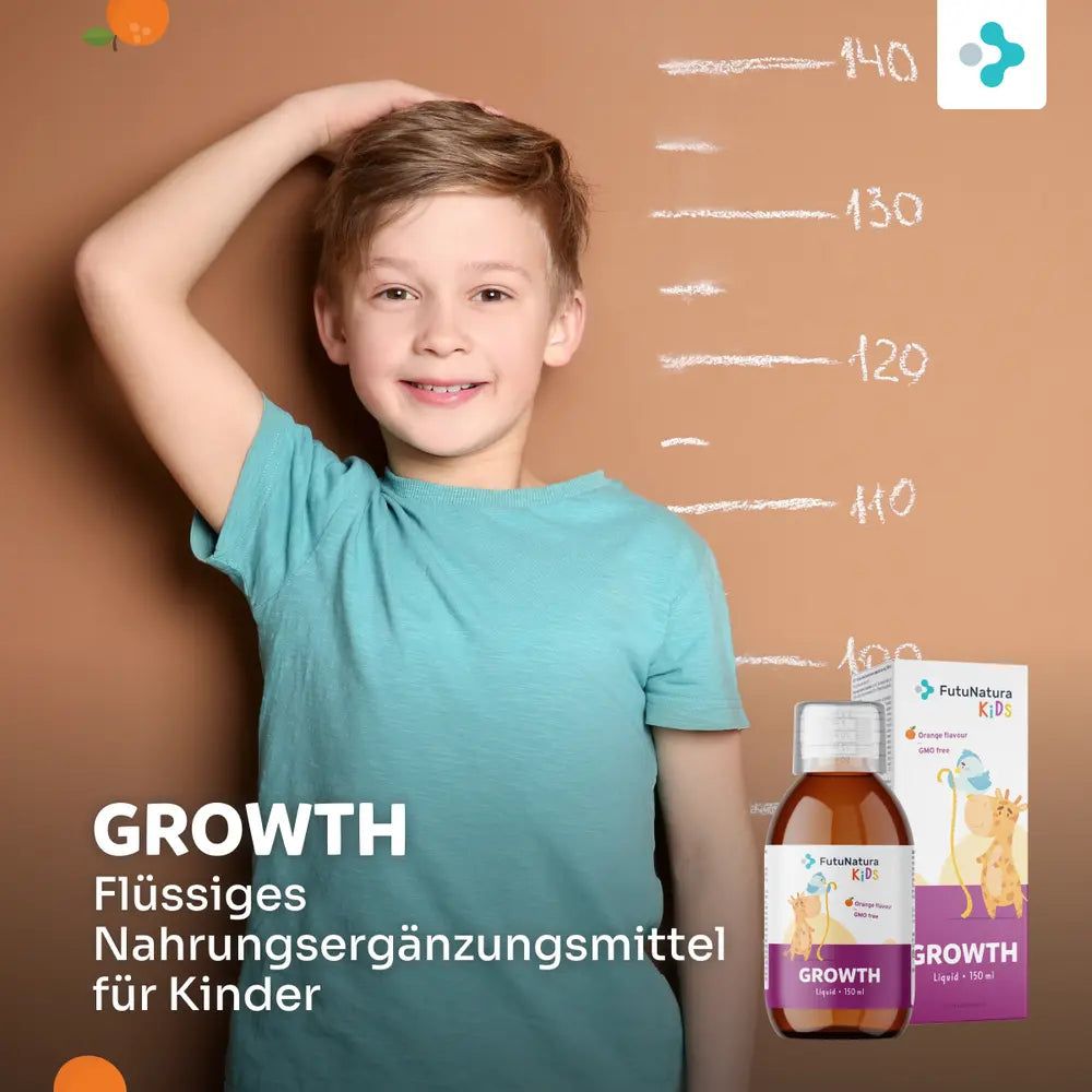 Jongen voor een muur met meetlat en product. Product: FutuNatura Kids Growth. Fles en doos.