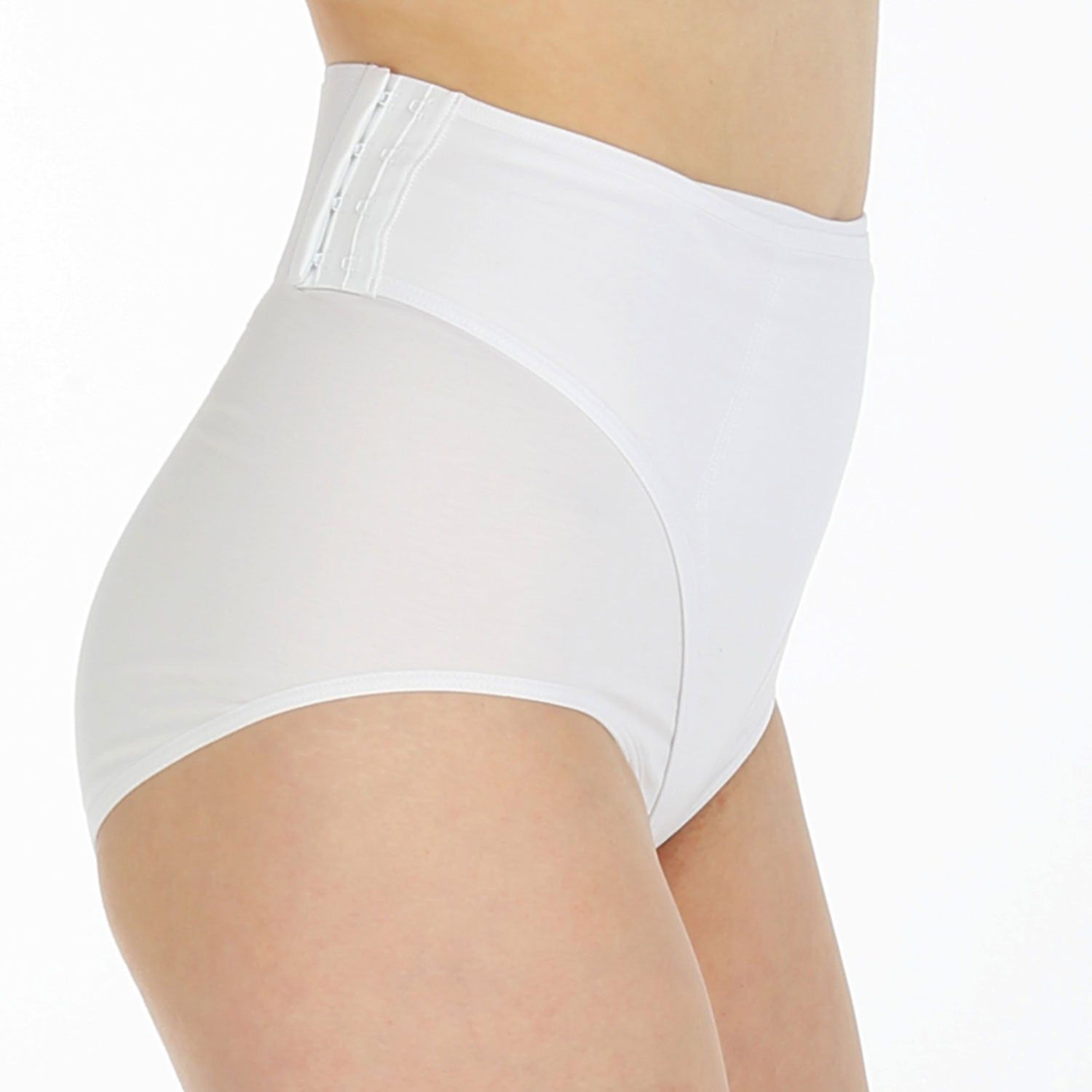 Culotte gainante blanche, réglable. Taille haute, vue latérale. Fermeture à crochets. Culotte en tissu.