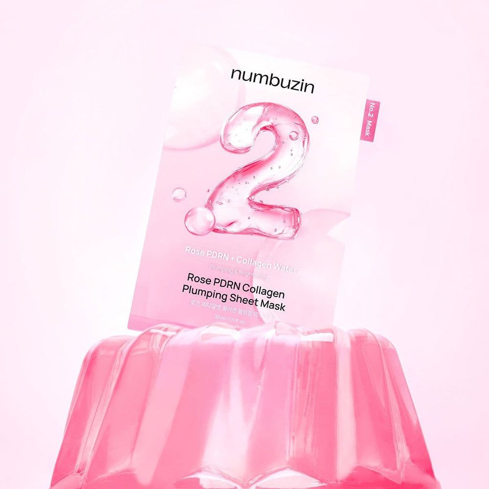 NUMBUZIN Nr.2 Rose PDRN Collagen Plumping Sheet Mask boven een roze gelei-vorm.