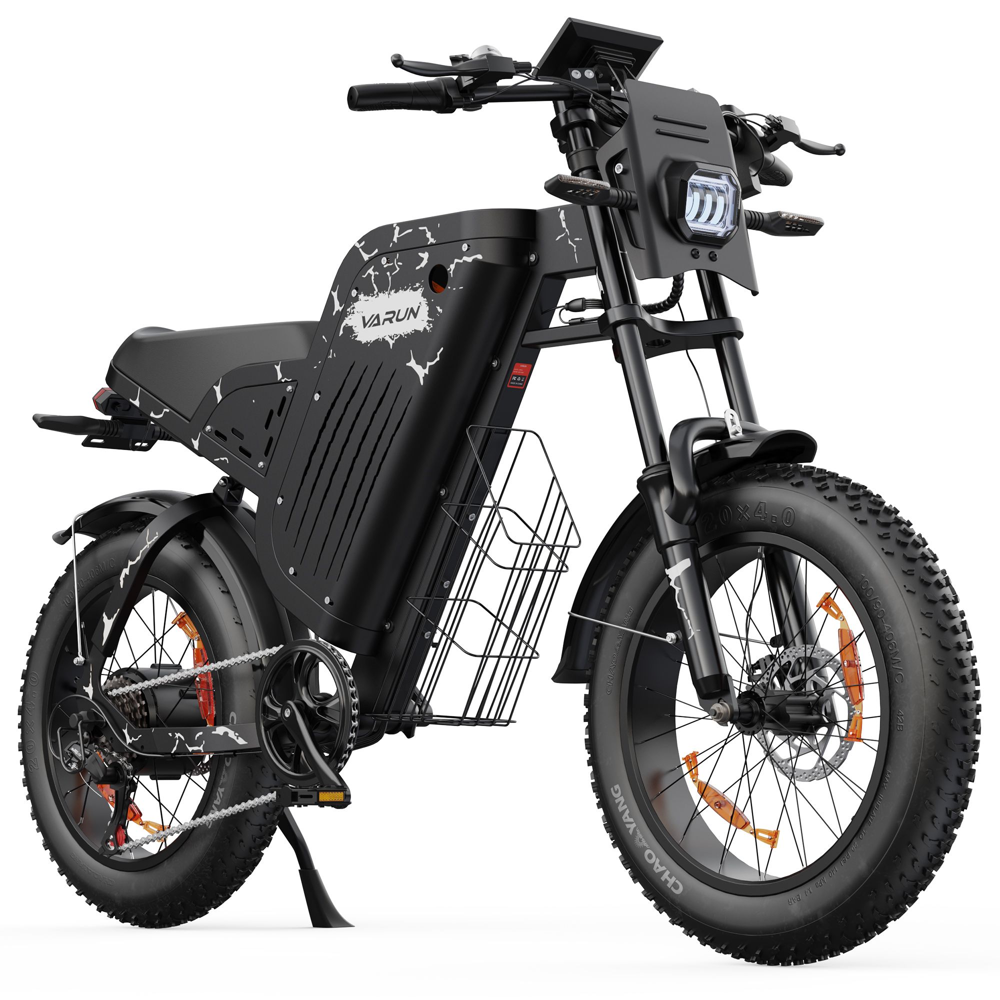 Zwarte elektrische mountainbike met brede banden, mand en VARUN-logo. Koplamp en digitaal display.