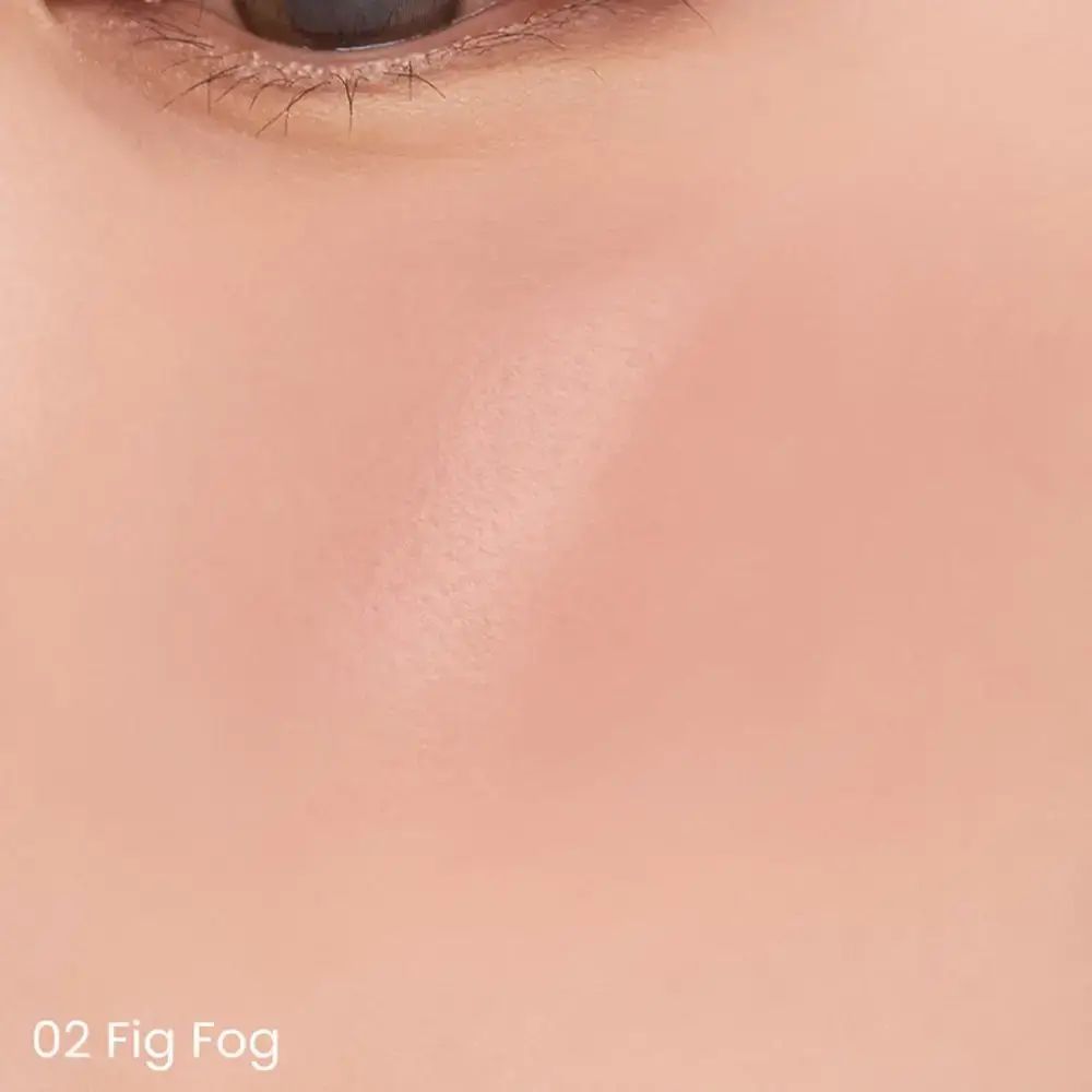 Close-up van een gezicht met aangebrachte blush. De tint is lichtroze en zit op de huid.