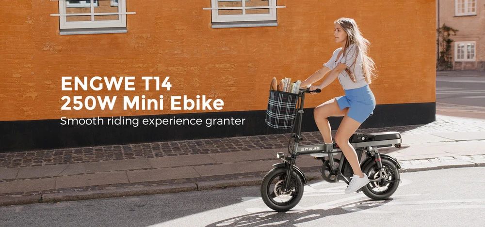 Vrouw fietst op een zwarte e-bike. Tekst: ENGWE T14 250W Mini Ebike. Soepele rijervaring gegarandeerd.