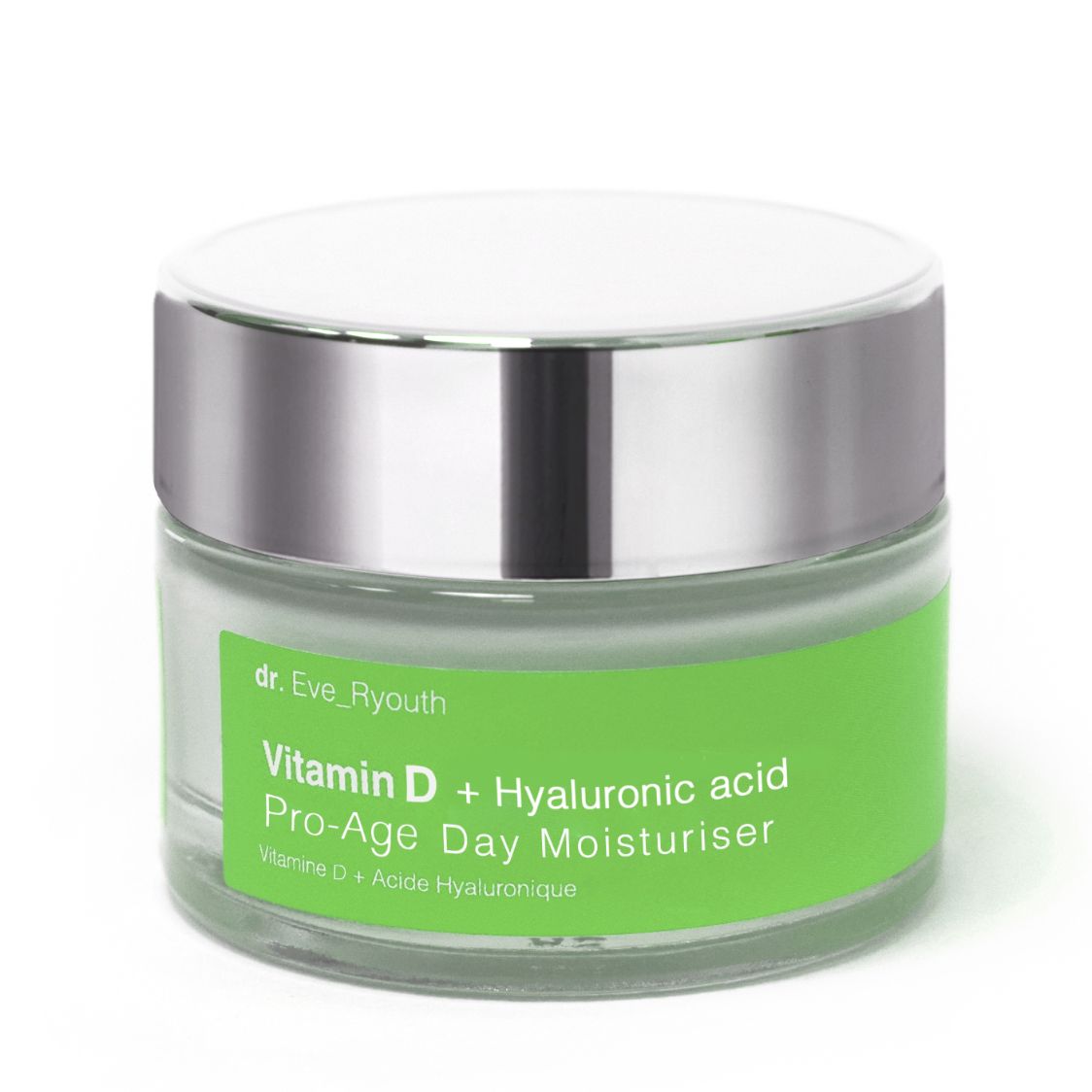 Pot en verre avec couvercle argenté et étiquette verte. Inscription : Vitamin D + Hyaluronic acid Pro-Age Day Moisturiser.