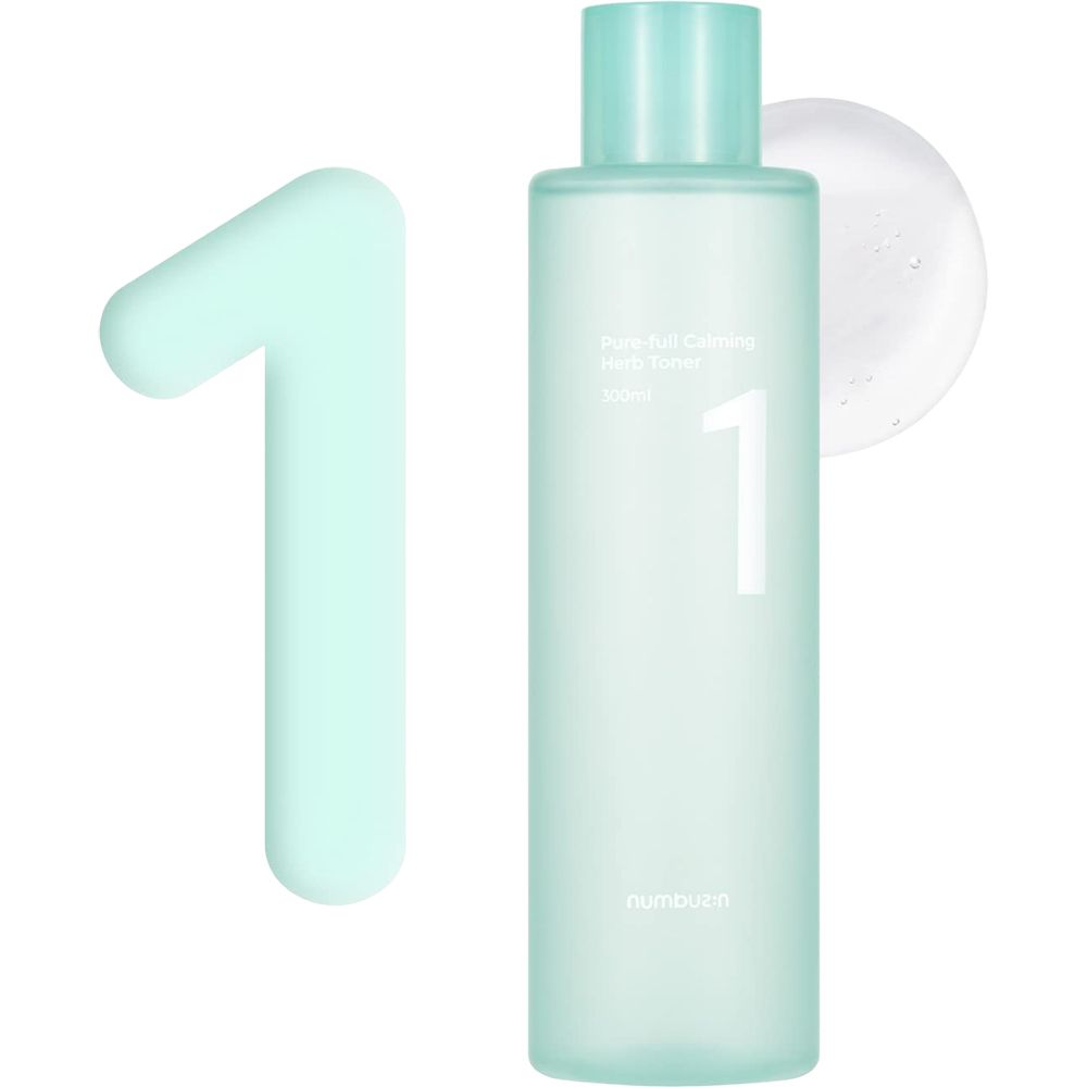 Flacon de toner avec inscription: Pure-full Calming Herb Toner, 1. À côté, un chiffre 1 turquoise et un liquide transparent.