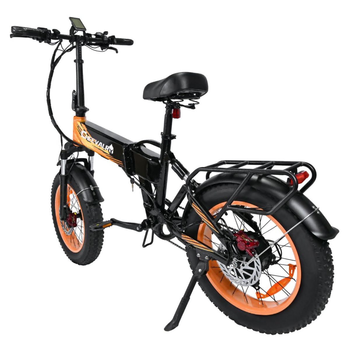 Vélo électrique noir et orange. Gros pneus, freins à disque, porte-bagages. Logo Cheevalry.
