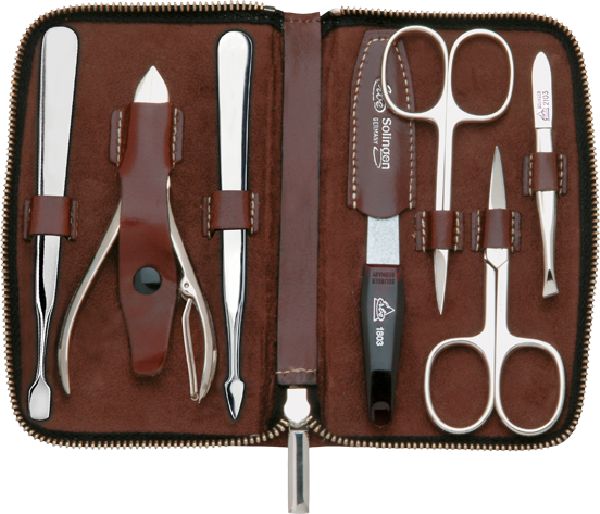 Bruine lederen etui met 7 roestvrijstalen manicure-instrumenten, waaronder schaar, tang en vijl.